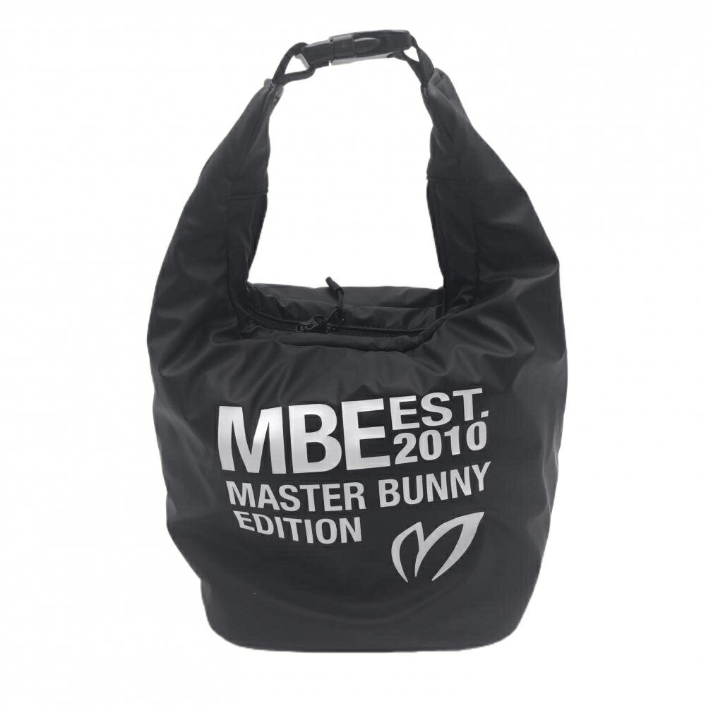 商品説明 ブランド MASTER BUNNY EDITION アイテム カートバッグ 表記サイズ ※海外サイズの場合もございます。必ず実寸サイズをご確認ください。 実寸サイズ 　底幅：約20cm　高さ：約22cm　奥行き(マチ)：約18.5cm　持ち手：約19cm ※実寸サイズの採寸方法については、こちらをご覧ください。 ★実寸サイズは平台に平置きして外寸を測定しており、商品によっては若干の誤差が生じます。数cmの誤差は予めご了承くださいませ。 特徴・仕様 付属品 商品ランク A+ コメント 商品ランク（ゴルフウェア） N 新品（タグ付き) S 新品未使用品（タグなし） A+ 使用感や汚れ等がない、または目立たない綺麗な中古品 A 使用感や汚れ等が少ない美品や良品 B+ 使用感や中小の汚れ等がある一般的な中古品 B 使用感や大中の汚れ等がある一般的な中古品 C 使用感や大中の汚れ、小さな穴等がある中古品 商品ランク（ゴルフシューズ） N 新品（タグ付き) S 新品未使用品（タグなし） A+ しわや汚れ等がない、または少ない綺麗な中古品 A しわや小さな汚れはあるが、使用感が少ない美品や良品 B+ しわや中小の汚れ、使用感がある一般的な中古品 B しわや大中の汚れ、使用感がある一般的な中古品 C しわや大中の汚れ、使用感がある中古品 D しわや大きな汚れ、使用感がある中古品 &nbsp;★A+～CランクはUSED品となりますので、神経質な方はご入札をお控えください。 &nbsp;★Nランクは新品商品ですが、一部保管時による汚れ等があります。商品説明や写真で必ずご確認ください。　