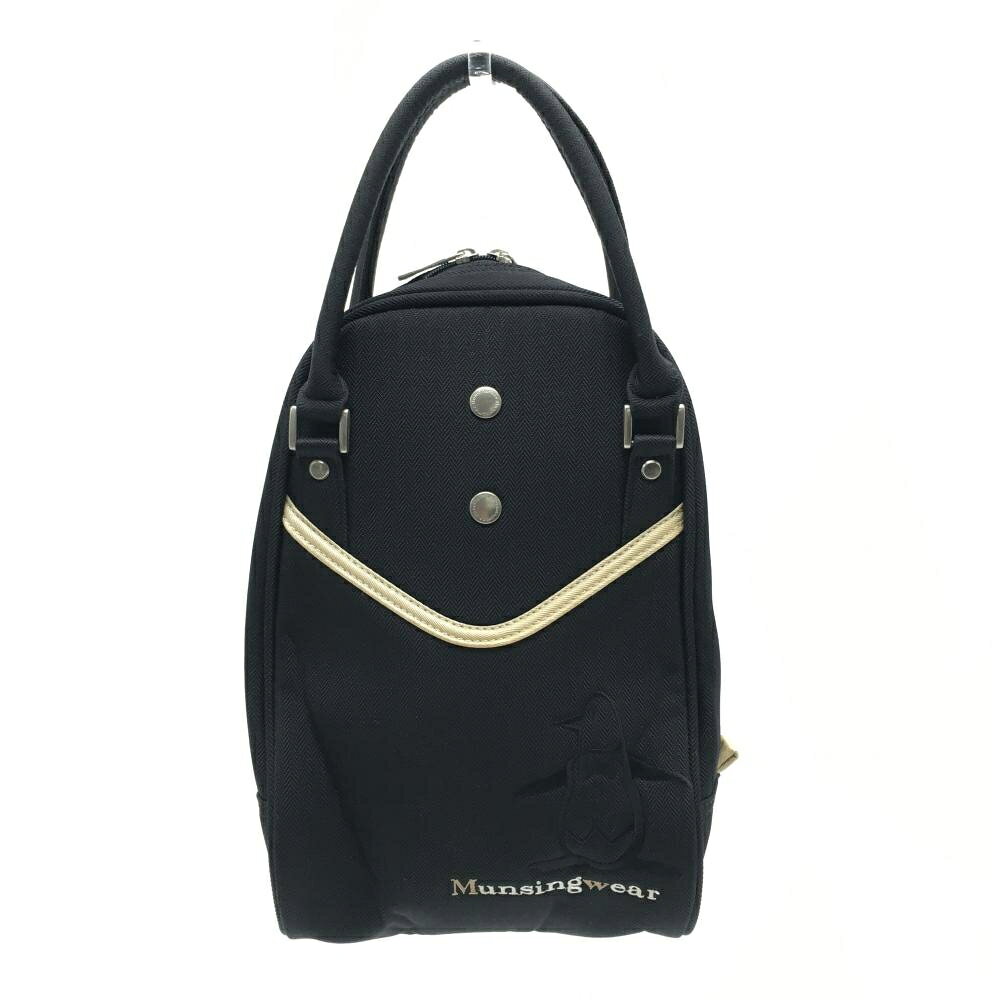 商品説明 ブランド Munsingwear アイテム シューズケース 表記サイズ ※海外サイズの場合もございます。必ず実寸サイズをご確認ください。 実寸サイズ 　底幅：約19cm　高さ：約32cm　奥行き(マチ)：約13cm　持ち手：約7cm ※実寸サイズの採寸方法については、こちらをご覧ください。 ★実寸サイズは平台に平置きして外寸を測定しており、商品によっては若干の誤差が生じます。数cmの誤差は予めご了承くださいませ。 特徴・仕様 付属品 商品ランク A コメント 金具汚れ 商品ランク（ゴルフウェア） N 新品（タグ付き) S 新品未使用品（タグなし） A+ 使用感や汚れ等がない、または目立たない綺麗な中古品 A 使用感や汚れ等が少ない美品や良品 B+ 使用感や中小の汚れ等がある一般的な中古品 B 使用感や大中の汚れ等がある一般的な中古品 C 使用感や大中の汚れ、小さな穴等がある中古品 商品ランク（ゴルフシューズ） N 新品（タグ付き) S 新品未使用品（タグなし） A+ しわや汚れ等がない、または少ない綺麗な中古品 A しわや小さな汚れはあるが、使用感が少ない美品や良品 B+ しわや中小の汚れ、使用感がある一般的な中古品 B しわや大中の汚れ、使用感がある一般的な中古品 C しわや大中の汚れ、使用感がある中古品 D しわや大きな汚れ、使用感がある中古品 &nbsp;★A+～CランクはUSED品となりますので、神経質な方はご入札をお控えください。 &nbsp;★Nランクは新品商品ですが、一部保管時による汚れ等があります。商品説明や写真で必ずご確認ください。　