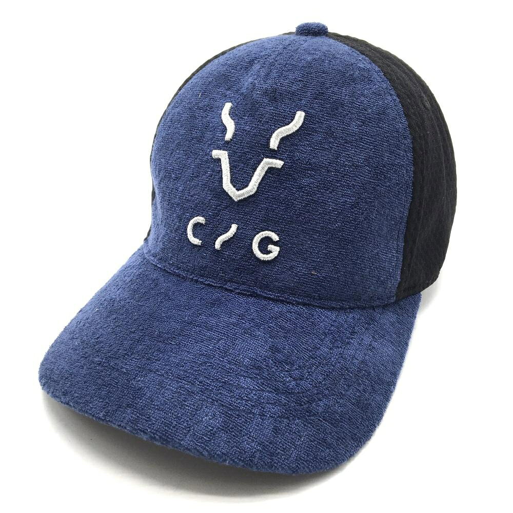 商品説明 ブランド CPG アイテム キャップ 表記サイズ ※海外サイズの場合もございます。必ず実寸サイズをご確認ください。 実寸サイズ 　つば：約8cm ※実寸サイズの採寸方法については、こちらをご覧ください。 ★実寸サイズは平台に平置きして外寸を測定しており、商品によっては若干の誤差が生じます。数cmの誤差は予めご了承くださいませ。 特徴・仕様 2024年モデル 付属品 商品ランク A コメント 額薄汚れ 商品ランク（ゴルフウェア） N 新品（タグ付き) S 新品未使用品（タグなし） A+ 使用感や汚れ等がない、または目立たない綺麗な中古品 A 使用感や汚れ等が少ない美品や良品 B+ 使用感や中小の汚れ等がある一般的な中古品 B 使用感や大中の汚れ等がある一般的な中古品 C 使用感や大中の汚れ、小さな穴等がある中古品 商品ランク（ゴルフシューズ） N 新品（タグ付き) S 新品未使用品（タグなし） A+ しわや汚れ等がない、または少ない綺麗な中古品 A しわや小さな汚れはあるが、使用感が少ない美品や良品 B+ しわや中小の汚れ、使用感がある一般的な中古品 B しわや大中の汚れ、使用感がある一般的な中古品 C しわや大中の汚れ、使用感がある中古品 D しわや大きな汚れ、使用感がある中古品 &nbsp;★A+～CランクはUSED品となりますので、神経質な方はご入札をお控えください。 &nbsp;★Nランクは新品商品ですが、一部保管時による汚れ等があります。商品説明や写真で必ずご確認ください。　