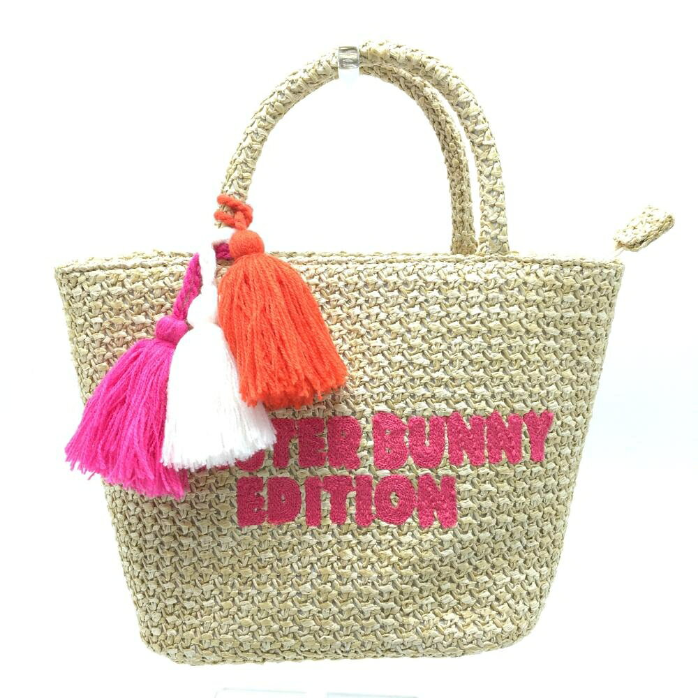 商品説明 ブランド MASTER BUNNY EDITION アイテム カートバッグ 表記サイズ ※海外サイズの場合もございます。必ず実寸サイズをご確認ください。 実寸サイズ 　底幅：約22cm　高さ：約20cm　奥行き(マチ)：約14cm　持ち手：約10cm ※実寸サイズの採寸方法については、こちらをご覧ください。 ★実寸サイズは平台に平置きして外寸を測定しており、商品によっては若干の誤差が生じます。数cmの誤差は予めご了承くださいませ。 特徴・仕様 付属品 商品ランク A+ コメント 商品ランク（ゴルフウェア） N 新品（タグ付き) S 新品未使用品（タグなし） A+ 使用感や汚れ等がない、または目立たない綺麗な中古品 A 使用感や汚れ等が少ない美品や良品 B+ 使用感や中小の汚れ等がある一般的な中古品 B 使用感や大中の汚れ等がある一般的な中古品 C 使用感や大中の汚れ、小さな穴等がある中古品 商品ランク（ゴルフシューズ） N 新品（タグ付き) S 新品未使用品（タグなし） A+ しわや汚れ等がない、または少ない綺麗な中古品 A しわや小さな汚れはあるが、使用感が少ない美品や良品 B+ しわや中小の汚れ、使用感がある一般的な中古品 B しわや大中の汚れ、使用感がある一般的な中古品 C しわや大中の汚れ、使用感がある中古品 D しわや大きな汚れ、使用感がある中古品 &nbsp;★A+～CランクはUSED品となりますので、神経質な方はご入札をお控えください。 &nbsp;★Nランクは新品商品ですが、一部保管時による汚れ等があります。商品説明や写真で必ずご確認ください。　