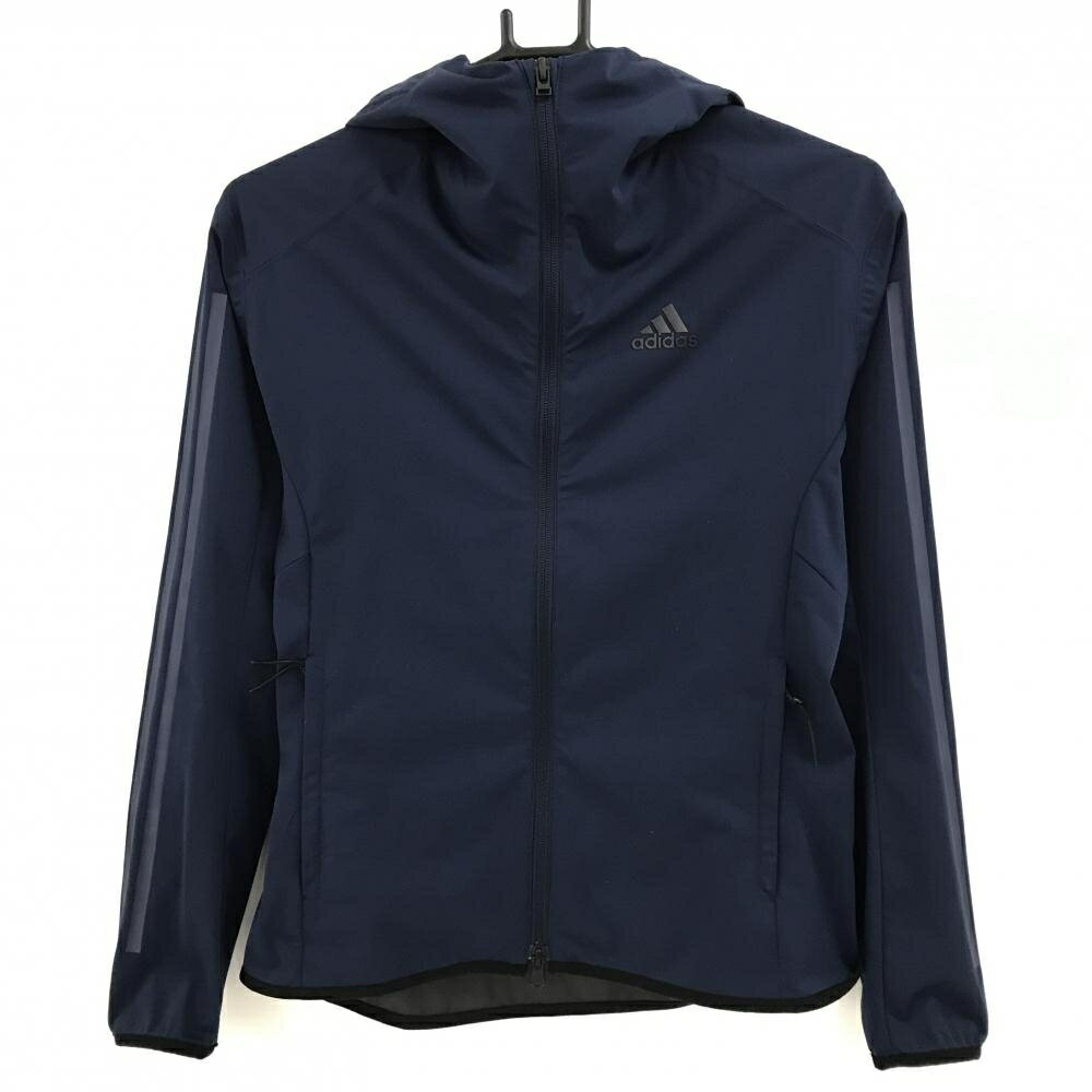 商品説明 ブランド adidas アイテム フード付きジャケット 表記サイズ M ※海外サイズの場合もございます。必ず実寸サイズをご確認ください。 実寸サイズ 　身幅：約50cm　袖丈：約58cm　肩幅：約44.5cm　着丈：約62cm ※実寸サイズの採寸方法については、こちらをご覧ください。 ★実寸サイズは平台に平置きして外寸を測定しており、商品によっては若干の誤差が生じます。数cmの誤差は予めご了承くださいませ。 特徴・仕様 適応時期 商品ランク A コメント 袖口、ポケット口毛羽立ち小 商品ランク（ゴルフウェア） N 新品（タグ付き) S 新品未使用品（タグなし） A+ 使用感や汚れ等がない、または目立たない綺麗な中古品 A 使用感や汚れ等が少ない美品や良品 B+ 使用感や中小の汚れ等がある一般的な中古品 B 使用感や大中の汚れ等がある一般的な中古品 C 使用感や大中の汚れ、小さな穴等がある中古品 商品ランク（ゴルフシューズ） N 新品（タグ付き) S 新品未使用品（タグなし） A+ しわや汚れ等がない、または少ない綺麗な中古品 A しわや小さな汚れはあるが、使用感が少ない美品や良品 B+ しわや中小の汚れ、使用感がある一般的な中古品 B しわや大中の汚れ、使用感がある一般的な中古品 C しわや大中の汚れ、使用感がある中古品 D しわや大きな汚れ、使用感がある中古品 &nbsp;★A+～CランクはUSED品となりますので、神経質な方はご入札をお控えください。 &nbsp;★Nランクは新品商品ですが、一部保管時による汚れ等があります。商品説明や写真で必ずご確認ください。　