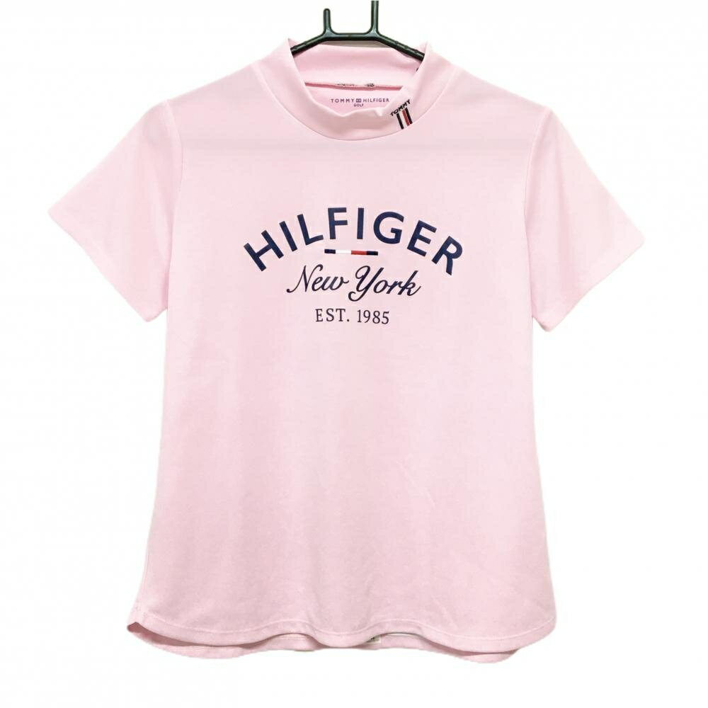 商品説明 ブランド Tommy Hilfiger Golf アイテム 半袖ハイネックシャツ 表記サイズ L ※海外サイズの場合もございます。必ず実寸サイズをご確認ください。 実寸サイズ 　身幅：約47cm　袖丈：約17cm　肩幅：約36cm　着丈：約59cm ※実寸サイズの採寸方法については、こちらをご覧ください。 ★実寸サイズは平台に平置きして外寸を測定しており、商品によっては若干の誤差が生じます。数cmの誤差は予めご了承くださいませ。 特徴・仕様 適応時期 夏 商品ランク A+ コメント 商品ランク（ゴルフウェア） N 新品（タグ付き) S 新品未使用品（タグなし） A+ 使用感や汚れ等がない、または目立たない綺麗な中古品 A 使用感や汚れ等が少ない美品や良品 B+ 使用感や中小の汚れ等がある一般的な中古品 B 使用感や大中の汚れ等がある一般的な中古品 C 使用感や大中の汚れ、小さな穴等がある中古品 商品ランク（ゴルフシューズ） N 新品（タグ付き) S 新品未使用品（タグなし） A+ しわや汚れ等がない、または少ない綺麗な中古品 A しわや小さな汚れはあるが、使用感が少ない美品や良品 B+ しわや中小の汚れ、使用感がある一般的な中古品 B しわや大中の汚れ、使用感がある一般的な中古品 C しわや大中の汚れ、使用感がある中古品 D しわや大きな汚れ、使用感がある中古品 &nbsp;★A+～CランクはUSED品となりますので、神経質な方はご入札をお控えください。 &nbsp;★Nランクは新品商品ですが、一部保管時による汚れ等があります。商品説明や写真で必ずご確認ください。　