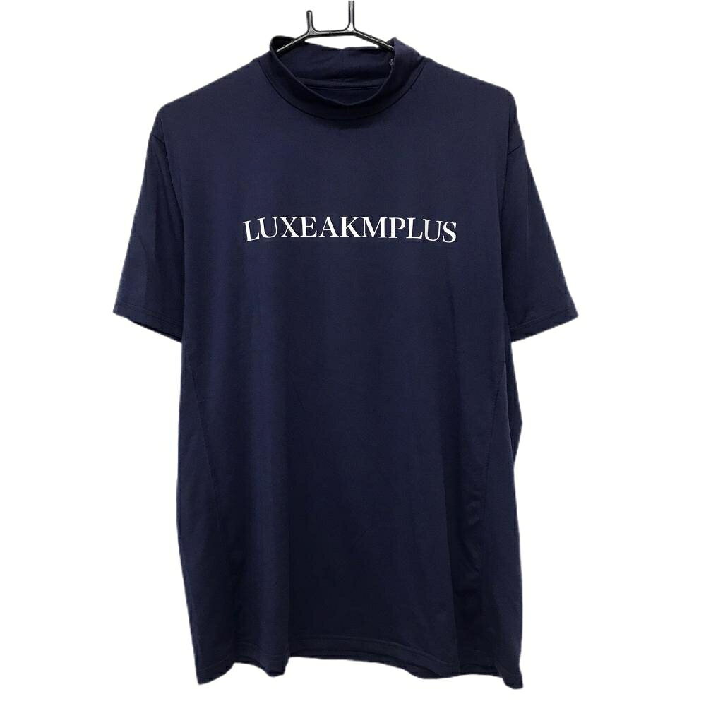 商品説明 ブランド LUXEAKMPLUS アイテム 半袖ハイネックシャツ 表記サイズ XL ※海外サイズの場合もございます。必ず実寸サイズをご確認ください。 実寸サイズ 　身幅：約56.5cm　袖丈：約22cm　肩幅：約45.5cm　着丈：約70cm ※実寸サイズの採寸方法については、こちらをご覧ください。 ★実寸サイズは平台に平置きして外寸を測定しており、商品によっては若干の誤差が生じます。数cmの誤差は予めご了承くださいませ。 特徴・仕様 適応時期 春 ・ 夏 商品ランク A+ コメント 商品ランク（ゴルフウェア） N 新品（タグ付き) S 新品未使用品（タグなし） A+ 使用感や汚れ等がない、または目立たない綺麗な中古品 A 使用感や汚れ等が少ない美品や良品 B+ 使用感や中小の汚れ等がある一般的な中古品 B 使用感や大中の汚れ等がある一般的な中古品 C 使用感や大中の汚れ、小さな穴等がある中古品 商品ランク（ゴルフシューズ） N 新品（タグ付き) S 新品未使用品（タグなし） A+ しわや汚れ等がない、または少ない綺麗な中古品 A しわや小さな汚れはあるが、使用感が少ない美品や良品 B+ しわや中小の汚れ、使用感がある一般的な中古品 B しわや大中の汚れ、使用感がある一般的な中古品 C しわや大中の汚れ、使用感がある中古品 D しわや大きな汚れ、使用感がある中古品 &nbsp;★A+～CランクはUSED品となりますので、神経質な方はご入札をお控えください。 &nbsp;★Nランクは新品商品ですが、一部保管時による汚れ等があります。商品説明や写真で必ずご確認ください。　
