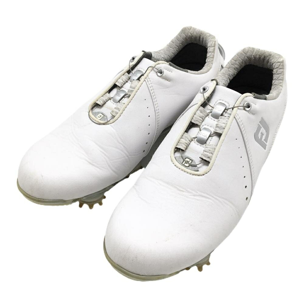 商品説明 ブランド FootJoy アイテム ゴルフシューズ 表記サイズ 23.0 ※海外サイズの場合もございます。必ず実寸サイズをご確認ください。 実寸サイズ 　アウトソール全長：約27cm　アウトソール最大幅：約9.5cm ※実寸サイズの採寸方法については、こちらをご覧ください。 ★実寸サイズは平台に平置きして外寸を測定しており、商品によっては若干の誤差が生じます。数cmの誤差は予めご了承くださいませ。 特徴・仕様 適応時期 商品ランク B+ コメント 内外汚れ、つま先小傷 商品ランク（ゴルフウェア） N 新品（タグ付き) S 新品未使用品（タグなし） A+ 使用感や汚れ等がない、または目立たない綺麗な中古品 A 使用感や汚れ等が少ない美品や良品 B+ 使用感や中小の汚れ等がある一般的な中古品 B 使用感や大中の汚れ等がある一般的な中古品 C 使用感や大中の汚れ、小さな穴等がある中古品 商品ランク（ゴルフシューズ） N 新品（タグ付き) S 新品未使用品（タグなし） A+ しわや汚れ等がない、または少ない綺麗な中古品 A しわや小さな汚れはあるが、使用感が少ない美品や良品 B+ しわや中小の汚れ、使用感がある一般的な中古品 B しわや大中の汚れ、使用感がある一般的な中古品 C しわや大中の汚れ、使用感がある中古品 D しわや大きな汚れ、使用感がある中古品 &nbsp;★A+～CランクはUSED品となりますので、神経質な方はご入札をお控えください。 &nbsp;★Nランクは新品商品ですが、一部保管時による汚れ等があります。商品説明や写真で必ずご確認ください。　