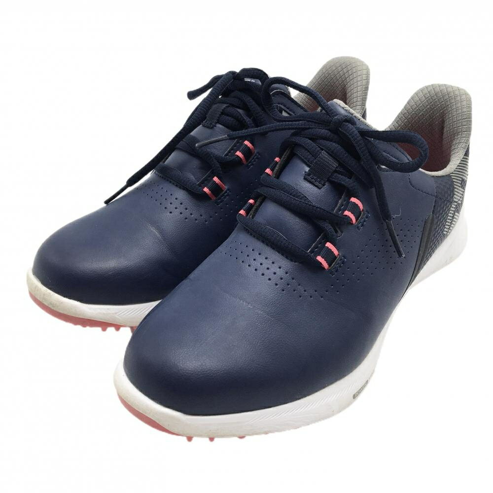商品説明 ブランド FootJoy アイテム ゴルフシューズ 表記サイズ 24.0 ※海外サイズの場合もございます。必ず実寸サイズをご確認ください。 実寸サイズ 　アウトソール全長：約27.5cm　アウトソール最大幅：約10cm ※実寸サイズの採寸方法については、こちらをご覧ください。 ★実寸サイズは平台に平置きして外寸を測定しており、商品によっては若干の誤差が生じます。数cmの誤差は予めご了承くださいませ。 特徴・仕様 適応時期 商品ランク A+ コメント ソール薄汚れ 商品ランク（ゴルフウェア） N 新品（タグ付き) S 新品未使用品（タグなし） A+ 使用感や汚れ等がない、または目立たない綺麗な中古品 A 使用感や汚れ等が少ない美品や良品 B+ 使用感や中小の汚れ等がある一般的な中古品 B 使用感や大中の汚れ等がある一般的な中古品 C 使用感や大中の汚れ、小さな穴等がある中古品 商品ランク（ゴルフシューズ） N 新品（タグ付き) S 新品未使用品（タグなし） A+ しわや汚れ等がない、または少ない綺麗な中古品 A しわや小さな汚れはあるが、使用感が少ない美品や良品 B+ しわや中小の汚れ、使用感がある一般的な中古品 B しわや大中の汚れ、使用感がある一般的な中古品 C しわや大中の汚れ、使用感がある中古品 D しわや大きな汚れ、使用感がある中古品 &nbsp;★A+～CランクはUSED品となりますので、神経質な方はご入札をお控えください。 &nbsp;★Nランクは新品商品ですが、一部保管時による汚れ等があります。商品説明や写真で必ずご確認ください。　