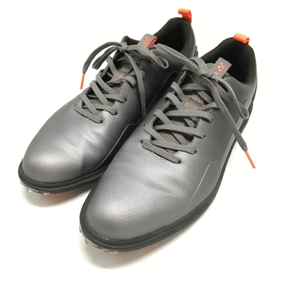 商品説明 ブランド YONEX アイテム ゴルフシューズ 表記サイズ 28.0 ※海外サイズの場合もございます。必ず実寸サイズをご確認ください。 実寸サイズ 　アウトソール全長：約32cm　アウトソール最大幅：約11.5cm ※実寸サイズの採寸方法については、こちらをご覧ください。 ★実寸サイズは平台に平置きして外寸を測定しており、商品によっては若干の誤差が生じます。数cmの誤差は予めご了承くださいませ。 特徴・仕様 適応時期 商品ランク A+ コメント スパイク薄汚れ少 商品ランク（ゴルフウェア） N 新品（タグ付き) S 新品未使用品（タグなし） A+ 使用感や汚れ等がない、または目立たない綺麗な中古品 A 使用感や汚れ等が少ない美品や良品 B+ 使用感や中小の汚れ等がある一般的な中古品 B 使用感や大中の汚れ等がある一般的な中古品 C 使用感や大中の汚れ、小さな穴等がある中古品 商品ランク（ゴルフシューズ） N 新品（タグ付き) S 新品未使用品（タグなし） A+ しわや汚れ等がない、または少ない綺麗な中古品 A しわや小さな汚れはあるが、使用感が少ない美品や良品 B+ しわや中小の汚れ、使用感がある一般的な中古品 B しわや大中の汚れ、使用感がある一般的な中古品 C しわや大中の汚れ、使用感がある中古品 D しわや大きな汚れ、使用感がある中古品 &nbsp;★A+～CランクはUSED品となりますので、神経質な方はご入札をお控えください。 &nbsp;★Nランクは新品商品ですが、一部保管時による汚れ等があります。商品説明や写真で必ずご確認ください。　