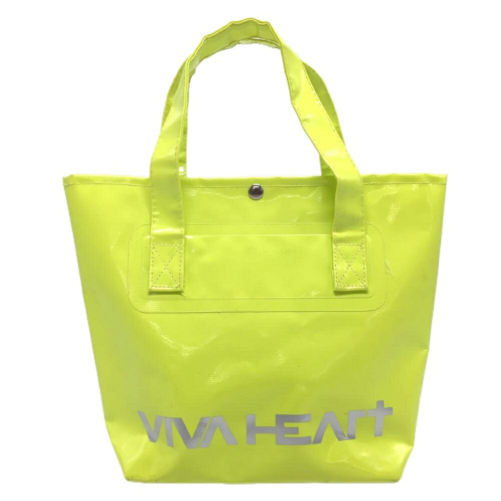 商品説明 ブランド VIVA HEART アイテム カートバッグ 表記サイズ ※海外サイズの場合もございます。必ず実寸サイズをご確認ください。 実寸サイズ 　底幅：約20.5cm　高さ：約24.5cm　奥行き(マチ)：約11cm　持ち手：約11cm ※実寸サイズの採寸方法については、こちらをご覧ください。 ★実寸サイズは平台に平置きして外寸を測定しており、商品によっては若干の誤差が生じます。数cmの誤差は予めご了承くださいませ。 特徴・仕様 付属品 商品ランク B+ コメント 複数汚れ 商品ランク（ゴルフウェア） N 新品（タグ付き) S 新品未使用品（タグなし） A+ 使用感や汚れ等がない、または目立たない綺麗な中古品 A 使用感や汚れ等が少ない美品や良品 B+ 使用感や中小の汚れ等がある一般的な中古品 B 使用感や大中の汚れ等がある一般的な中古品 C 使用感や大中の汚れ、小さな穴等がある中古品 商品ランク（ゴルフシューズ） N 新品（タグ付き) S 新品未使用品（タグなし） A+ しわや汚れ等がない、または少ない綺麗な中古品 A しわや小さな汚れはあるが、使用感が少ない美品や良品 B+ しわや中小の汚れ、使用感がある一般的な中古品 B しわや大中の汚れ、使用感がある一般的な中古品 C しわや大中の汚れ、使用感がある中古品 D しわや大きな汚れ、使用感がある中古品 &nbsp;★A+～CランクはUSED品となりますので、神経質な方はご入札をお控えください。 &nbsp;★Nランクは新品商品ですが、一部保管時による汚れ等があります。商品説明や写真で必ずご確認ください。　