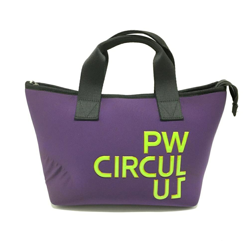 商品説明 ブランド PW CIRCULUS アイテム カートバッグ 表記サイズ ※海外サイズの場合もございます。必ず実寸サイズをご確認ください。 実寸サイズ 　底幅：約24cm　高さ：約22cm　奥行き(マチ)：約12.5cm　持ち手：約10.5cm ※実寸サイズの採寸方法については、こちらをご覧ください。 ★実寸サイズは平台に平置きして外寸を測定しており、商品によっては若干の誤差が生じます。数cmの誤差は予めご了承くださいませ。 特徴・仕様 付属品 商品ランク B+ コメント 複数汚れ、生地ヨレ 商品ランク（ゴルフウェア） N 新品（タグ付き) S 新品未使用品（タグなし） A+ 使用感や汚れ等がない、または目立たない綺麗な中古品 A 使用感や汚れ等が少ない美品や良品 B+ 使用感や中小の汚れ等がある一般的な中古品 B 使用感や大中の汚れ等がある一般的な中古品 C 使用感や大中の汚れ、小さな穴等がある中古品 商品ランク（ゴルフシューズ） N 新品（タグ付き) S 新品未使用品（タグなし） A+ しわや汚れ等がない、または少ない綺麗な中古品 A しわや小さな汚れはあるが、使用感が少ない美品や良品 B+ しわや中小の汚れ、使用感がある一般的な中古品 B しわや大中の汚れ、使用感がある一般的な中古品 C しわや大中の汚れ、使用感がある中古品 D しわや大きな汚れ、使用感がある中古品 &nbsp;★A+～CランクはUSED品となりますので、神経質な方はご入札をお控えください。 &nbsp;★Nランクは新品商品ですが、一部保管時による汚れ等があります。商品説明や写真で必ずご確認ください。　