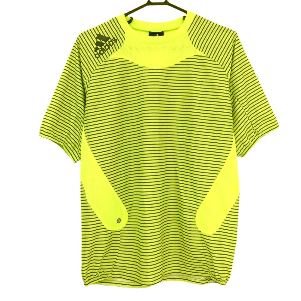 商品説明 ブランド adidas アイテム 半袖スニード 表記サイズ M ※海外サイズの場合もございます。必ず実寸サイズをご確認ください。 実寸サイズ 　ゆき丈：約49.5cm　身幅：約54.5cm　着丈：約68.5cm ※実寸サイズの採寸方法については、こちらをご覧ください。 ★実寸サイズは平台に平置きして外寸を測定しており、商品によっては若干の誤差が生じます。数cmの誤差は予めご了承くださいませ。 特徴・仕様 適応時期 春 ・ 夏 商品ランク A+ コメント 商品ランク（ゴルフウェア） N 新品（タグ付き) S 新品未使用品（タグなし） A+ 使用感や汚れ等がない、または目立たない綺麗な中古品 A 使用感や汚れ等が少ない美品や良品 B+ 使用感や中小の汚れ等がある一般的な中古品 B 使用感や大中の汚れ等がある一般的な中古品 C 使用感や大中の汚れ、小さな穴等がある中古品 商品ランク（ゴルフシューズ） N 新品（タグ付き) S 新品未使用品（タグなし） A+ しわや汚れ等がない、または少ない綺麗な中古品 A しわや小さな汚れはあるが、使用感が少ない美品や良品 B+ しわや中小の汚れ、使用感がある一般的な中古品 B しわや大中の汚れ、使用感がある一般的な中古品 C しわや大中の汚れ、使用感がある中古品 D しわや大きな汚れ、使用感がある中古品 &nbsp;★A+～CランクはUSED品となりますので、神経質な方はご入札をお控えください。 &nbsp;★Nランクは新品商品ですが、一部保管時による汚れ等があります。商品説明や写真で必ずご確認ください。　