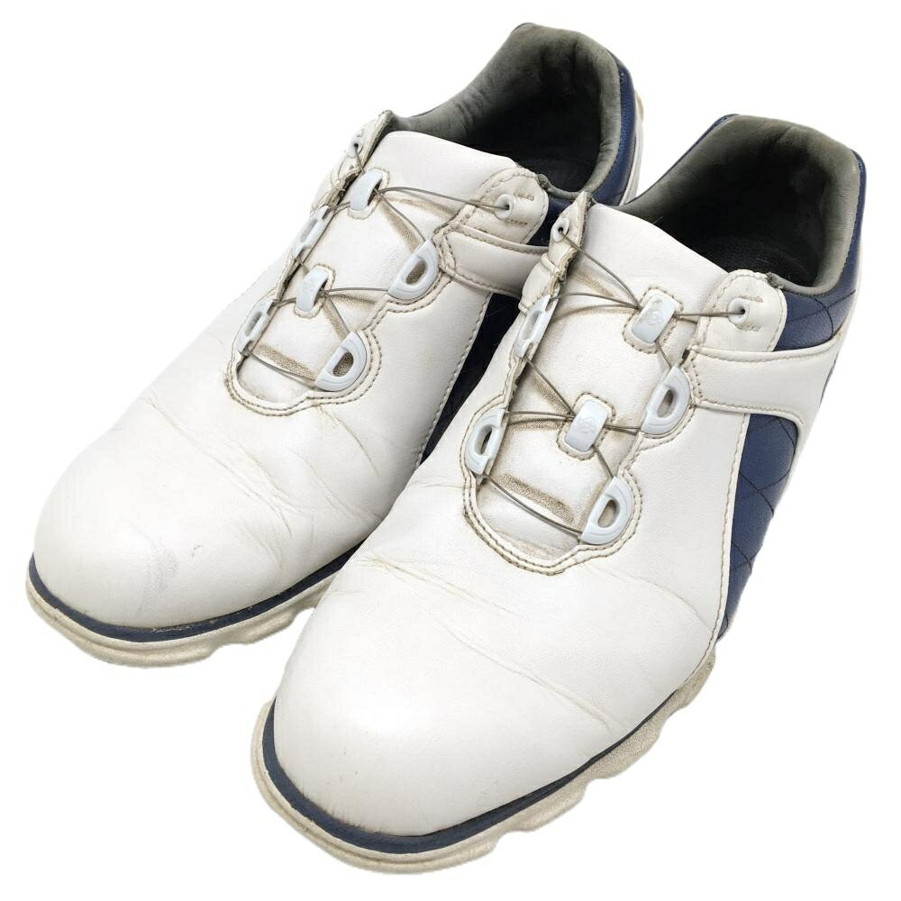 商品説明 ブランド FootJoy アイテム ゴルフシューズ 表記サイズ 27.0 ※海外サイズの場合もございます。必ず実寸サイズをご確認ください。 実寸サイズ 　アウトソール全長：約31cm　アウトソール最大幅：約11.5cm ※実寸サイズの採寸方法については、こちらをご覧ください。 ★実寸サイズは平台に平置きして外寸を測定しており、商品によっては若干の誤差が生じます。数cmの誤差は予めご了承くださいませ。 特徴・仕様 適応時期 商品ランク B コメント 全体的に汚れ 商品ランク（ゴルフウェア） N 新品（タグ付き) S 新品未使用品（タグなし） A+ 使用感や汚れ等がない、または目立たない綺麗な中古品 A 使用感や汚れ等が少ない美品や良品 B+ 使用感や中小の汚れ等がある一般的な中古品 B 使用感や大中の汚れ等がある一般的な中古品 C 使用感や大中の汚れ、小さな穴等がある中古品 商品ランク（ゴルフシューズ） N 新品（タグ付き) S 新品未使用品（タグなし） A+ しわや汚れ等がない、または少ない綺麗な中古品 A しわや小さな汚れはあるが、使用感が少ない美品や良品 B+ しわや中小の汚れ、使用感がある一般的な中古品 B しわや大中の汚れ、使用感がある一般的な中古品 C しわや大中の汚れ、使用感がある中古品 D しわや大きな汚れ、使用感がある中古品 &nbsp;★A+～CランクはUSED品となりますので、神経質な方はご入札をお控えください。 &nbsp;★Nランクは新品商品ですが、一部保管時による汚れ等があります。商品説明や写真で必ずご確認ください。　