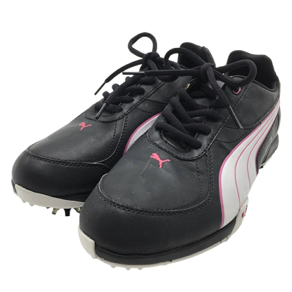 商品説明 ブランド PUMA アイテム ゴルフシューズ 表記サイズ 23.5 ※海外サイズの場合もございます。必ず実寸サイズをご確認ください。 実寸サイズ 　アウトソール全長：約26.5cm　アウトソール最大幅：約10cm ※実寸サイズの採寸方法については、こちらをご覧ください。 ★実寸サイズは平台に平置きして外寸を測定しており、商品によっては若干の誤差が生じます。数cmの誤差は予めご了承くださいませ。 特徴・仕様 適応時期 商品ランク S コメント ソール薄汚れ少、擦れ少 商品ランク（ゴルフウェア） N 新品（タグ付き) S 新品未使用品（タグなし） A+ 使用感や汚れ等がない、または目立たない綺麗な中古品 A 使用感や汚れ等が少ない美品や良品 B+ 使用感や中小の汚れ等がある一般的な中古品 B 使用感や大中の汚れ等がある一般的な中古品 C 使用感や大中の汚れ、小さな穴等がある中古品 商品ランク（ゴルフシューズ） N 新品（タグ付き) S 新品未使用品（タグなし） A+ しわや汚れ等がない、または少ない綺麗な中古品 A しわや小さな汚れはあるが、使用感が少ない美品や良品 B+ しわや中小の汚れ、使用感がある一般的な中古品 B しわや大中の汚れ、使用感がある一般的な中古品 C しわや大中の汚れ、使用感がある中古品 D しわや大きな汚れ、使用感がある中古品 &nbsp;★A+～CランクはUSED品となりますので、神経質な方はご入札をお控えください。 &nbsp;★Nランクは新品商品ですが、一部保管時による汚れ等があります。商品説明や写真で必ずご確認ください。　