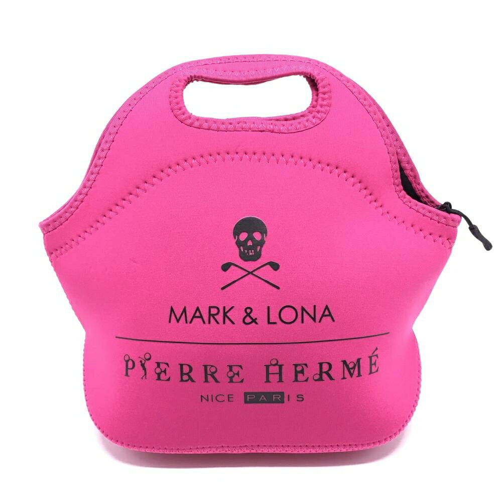 商品説明 ブランド MARK＆LONA アイテム カートバッグ 表記サイズ ※海外サイズの場合もございます。必ず実寸サイズをご確認ください。 実寸サイズ 　底幅：約28cm　高さ：約20.5cm　奥行き(マチ)：約14.5cm　持ち手：約5cm ※実寸サイズの採寸方法については、こちらをご覧ください。 ★実寸サイズは平台に平置きして外寸を測定しており、商品によっては若干の誤差が生じます。数cmの誤差は予めご了承くださいませ。 特徴・仕様 付属品 商品ランク A+ コメント ポケット・フロント跡少 商品ランク（ゴルフウェア） N 新品（タグ付き) S 新品未使用品（タグなし） A+ 使用感や汚れ等がない、または目立たない綺麗な中古品 A 使用感や汚れ等が少ない美品や良品 B+ 使用感や中小の汚れ等がある一般的な中古品 B 使用感や大中の汚れ等がある一般的な中古品 C 使用感や大中の汚れ、小さな穴等がある中古品 商品ランク（ゴルフシューズ） N 新品（タグ付き) S 新品未使用品（タグなし） A+ しわや汚れ等がない、または少ない綺麗な中古品 A しわや小さな汚れはあるが、使用感が少ない美品や良品 B+ しわや中小の汚れ、使用感がある一般的な中古品 B しわや大中の汚れ、使用感がある一般的な中古品 C しわや大中の汚れ、使用感がある中古品 D しわや大きな汚れ、使用感がある中古品 &nbsp;★A+～CランクはUSED品となりますので、神経質な方はご入札をお控えください。 &nbsp;★Nランクは新品商品ですが、一部保管時による汚れ等があります。商品説明や写真で必ずご確認ください。　