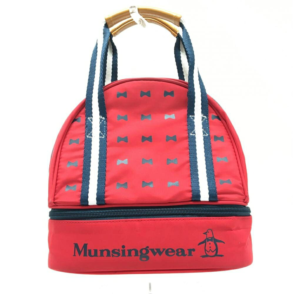 商品説明 ブランド Munsingwear アイテム 二層式カートバッグ 表記サイズ ※海外サイズの場合もございます。必ず実寸サイズをご確認ください。 実寸サイズ 　底幅：約22.5cm　高さ：約22cm　奥行き(マチ)：約11cm　持ち手：約10cm ※実寸サイズの採寸方法については、こちらをご覧ください。 ★実寸サイズは平台に平置きして外寸を測定しており、商品によっては若干の誤差が生じます。数cmの誤差は予めご了承くださいませ。 特徴・仕様 付属品 商品ランク B+ コメント 持ち手一部はげ、汚れ 商品ランク（ゴルフウェア） N 新品（タグ付き) S 新品未使用品（タグなし） A+ 使用感や汚れ等がない、または目立たない綺麗な中古品 A 使用感や汚れ等が少ない美品や良品 B+ 使用感や中小の汚れ等がある一般的な中古品 B 使用感や大中の汚れ等がある一般的な中古品 C 使用感や大中の汚れ、小さな穴等がある中古品 商品ランク（ゴルフシューズ） N 新品（タグ付き) S 新品未使用品（タグなし） A+ しわや汚れ等がない、または少ない綺麗な中古品 A しわや小さな汚れはあるが、使用感が少ない美品や良品 B+ しわや中小の汚れ、使用感がある一般的な中古品 B しわや大中の汚れ、使用感がある一般的な中古品 C しわや大中の汚れ、使用感がある中古品 D しわや大きな汚れ、使用感がある中古品 &nbsp;★A+～CランクはUSED品となりますので、神経質な方はご入札をお控えください。 &nbsp;★Nランクは新品商品ですが、一部保管時による汚れ等があります。商品説明や写真で必ずご確認ください。　