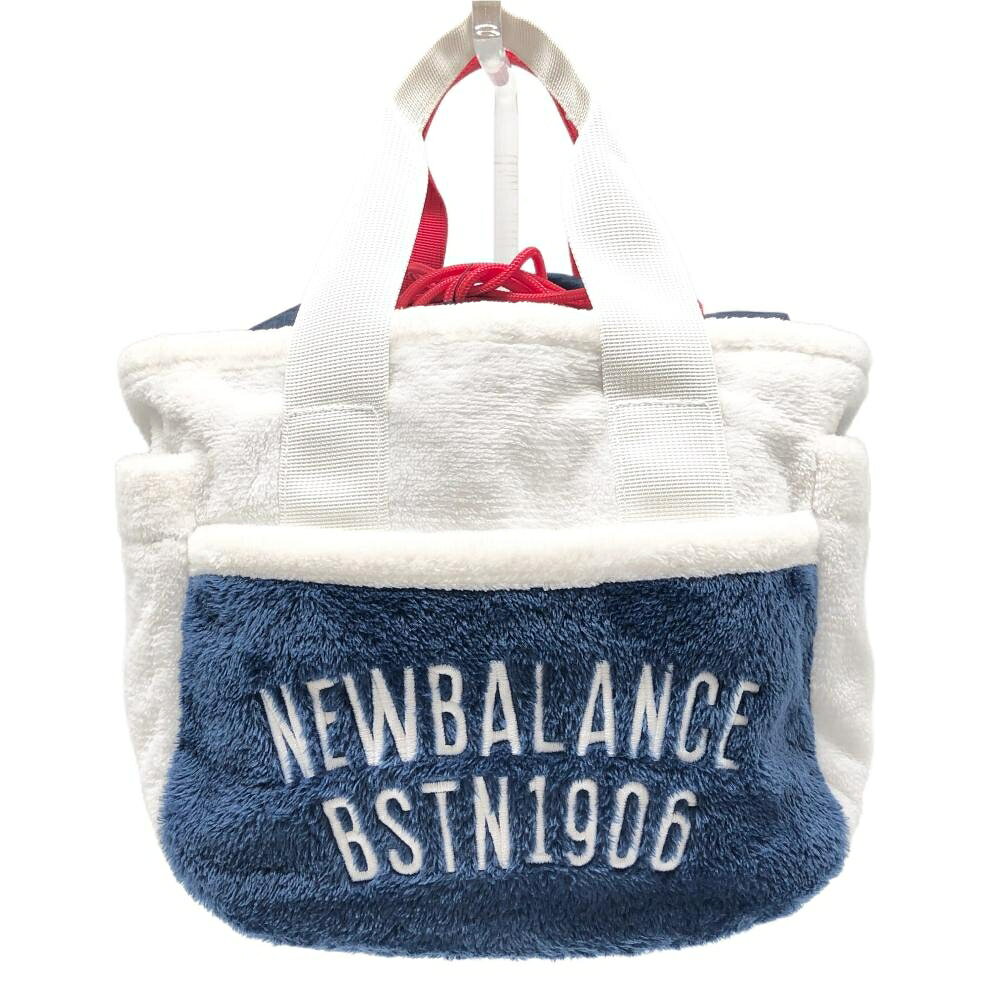 商品説明 ブランド New Balance アイテム カートバッグ 表記サイズ ※海外サイズの場合もございます。必ず実寸サイズをご確認ください。 実寸サイズ 　底幅：約20cm　高さ：約20.5cm　奥行き(マチ)：約10cm　持ち手：約10.5cm ※実寸サイズの採寸方法については、こちらをご覧ください。 ★実寸サイズは平台に平置きして外寸を測定しており、商品によっては若干の誤差が生じます。数cmの誤差は予めご了承くださいませ。 特徴・仕様 付属品 商品ランク B+ コメント 持ち手汚れ 商品ランク（ゴルフウェア） N 新品（タグ付き) S 新品未使用品（タグなし） A+ 使用感や汚れ等がない、または目立たない綺麗な中古品 A 使用感や汚れ等が少ない美品や良品 B+ 使用感や中小の汚れ等がある一般的な中古品 B 使用感や大中の汚れ等がある一般的な中古品 C 使用感や大中の汚れ、小さな穴等がある中古品 商品ランク（ゴルフシューズ） N 新品（タグ付き) S 新品未使用品（タグなし） A+ しわや汚れ等がない、または少ない綺麗な中古品 A しわや小さな汚れはあるが、使用感が少ない美品や良品 B+ しわや中小の汚れ、使用感がある一般的な中古品 B しわや大中の汚れ、使用感がある一般的な中古品 C しわや大中の汚れ、使用感がある中古品 D しわや大きな汚れ、使用感がある中古品 &nbsp;★A+～CランクはUSED品となりますので、神経質な方はご入札をお控えください。 &nbsp;★Nランクは新品商品ですが、一部保管時による汚れ等があります。商品説明や写真で必ずご確認ください。　