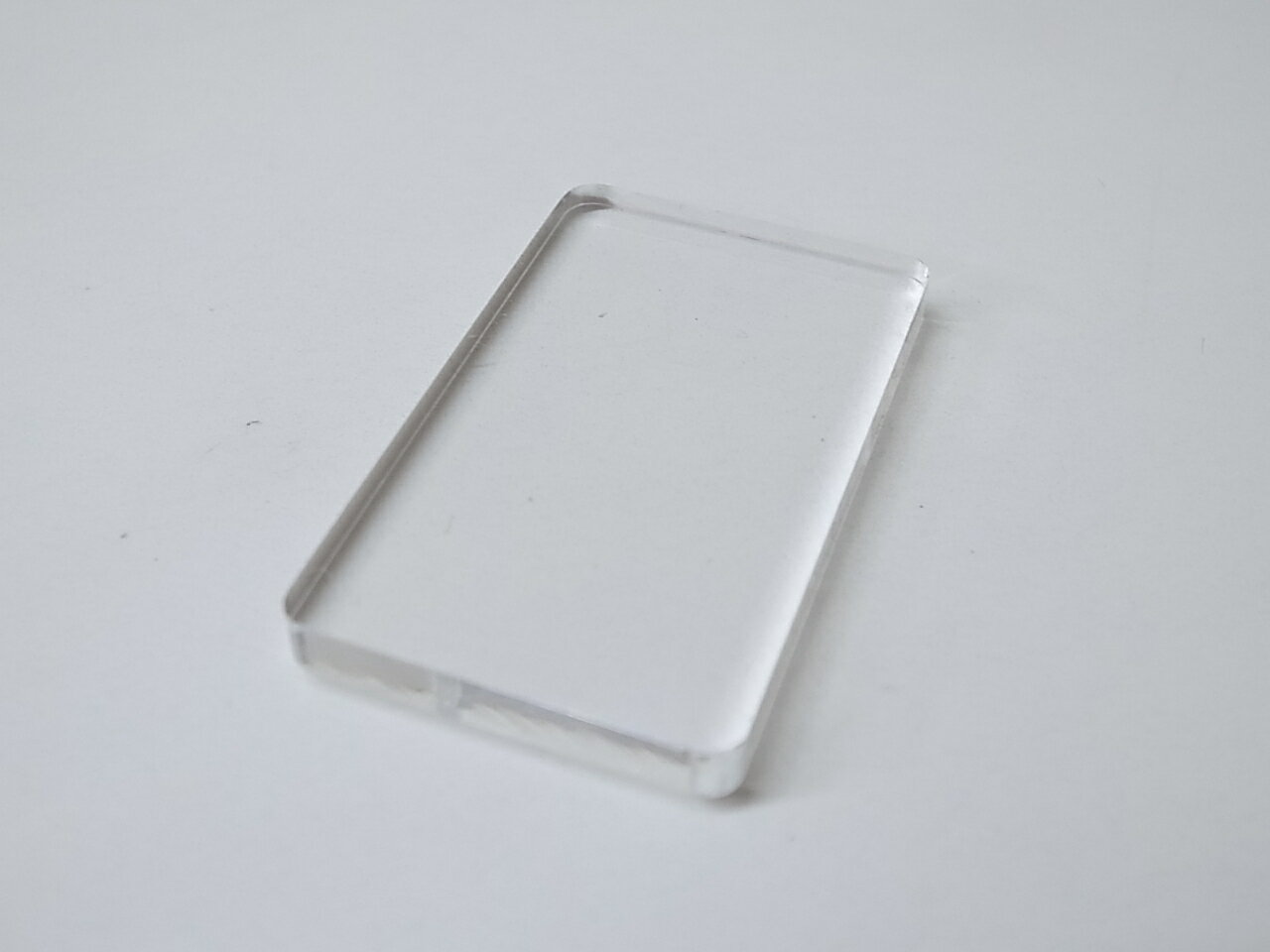 アクリル透明補助プレート小サイズです。タテ57ミリ×ヨコ35ミリ×アツミ5ミリ