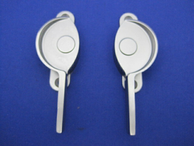 KCクレセント013番です。 全長75ミリ、ビスピッチ60ミリです。 左右の勝手がありますので、図を見てご確認の上、ご注文時にお選びください。(2枚合わせの真ん中につく場合はほとんどが右勝手です。)KCクレセント013番(KC-13)（KC13） KCクレセント013番です。全長75ミリ、ビスピッチ60ミリです。 左右の勝手がありますので、図を見てご確認の上、ご注文時にお選びください。(2枚合わせの真ん中につく場合はほとんどが右勝手です。)