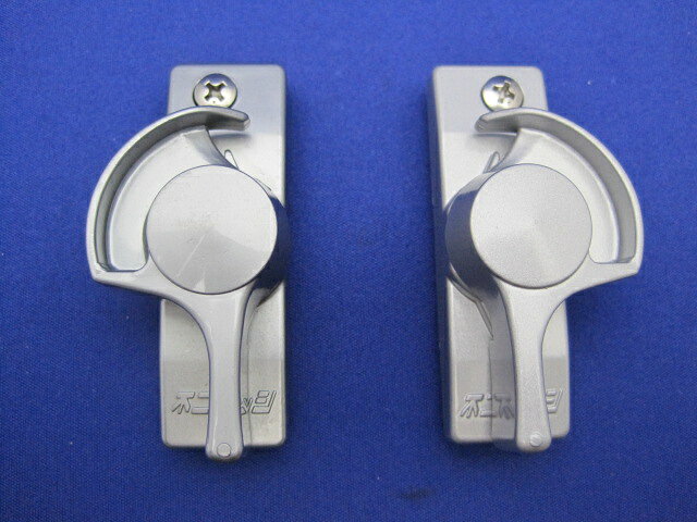 KCクレセント036番です。 全長70ミリ、ビスピッチ63ミリです。 左右の勝手がありますので、図を見てご確認の上、ご注文時にお選びください。(2枚合わせの真ん中につく場合はほとんどが右勝手です。)KCクレセント036番(KC-36)(KC36)　不二サッシ KCクレセント036番です。全長70ミリ、ビスピッチ63ミリです。 左右の勝手がありますので、図を見てご確認の上、ご注文時にお選びください。(2枚合わせの真ん中につく場合はほとんどが右勝手です。)