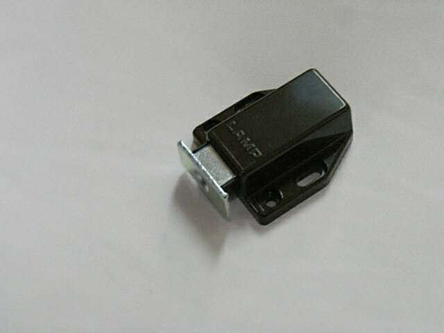 マグネラッチML-80-BR(茶色)です。 本体寸法36ミリ×38ミリ 厚み16ミリ、ラッチ部のストロークは15ミリです。マグネラッチML-80-BR(茶色) マグネラッチML-80-BR(茶色)です。 本体寸法36ミリ×38ミリ 厚み16ミリ、ラッチ部のストロークは15ミリです。