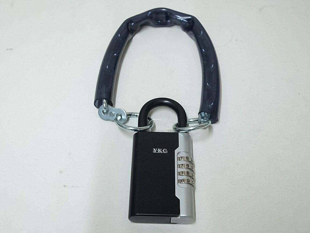 YKC社ロックポケット「くさり付 LP-600Kです。 建築現場の単管パイプ、ガスメーター等製品単体では取付けが困難なところに取り付けることができる便利な補助くさり付(450ミリ) くさりには取付け相手を傷つけにくい保護チューブ付。 現場フェンスの施錠にも最適。
