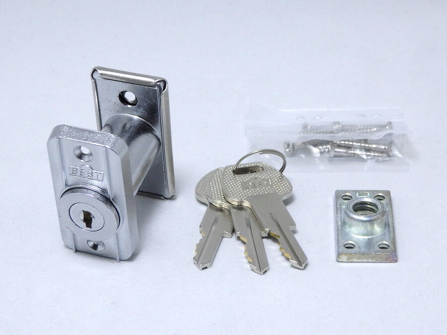 ベスト社製シリンダー付室内錠234番マミーロックです。引違戸2枚の真ん中のあわせ部に付けます。 外側からの施錠に使用します。(内側からの施開錠はできません。) カギ差込部の直径18ミリ、長さは36ミリです。コカギ3本付 (更に追加のコピーキーがご入用の場合はこちらへお願いいたします)。ベスト　シリンダー付室内錠マミーロック NO.234 ベスト社製シリンダー付室内錠234番マミーロックです。 外側からの施錠に使用します。(内側からの施開錠はできません。) カギ差込部の直径18ミリ、長さは36ミリです。コカギ3本付。