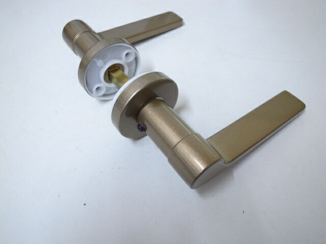 ゴール社製EUタイプレバーハンドルのみブロンズ色です。外開きドアで外側から見て、右側に蝶番、左側がレバーハンドルがついている勝手専用です(内開きドアの場合は反対)。扉の厚みは33〜43ミリのものに対応しております。ゴール社EUタイプ右勝手レバーハンドルのみブロンズ色 ゴール社製EUタイプレバーハンドルのみブロンズ色です。外開きドアで外側から見て、右側に蝶番、左側がレバーハンドルがついている勝手専用です(内開きドアの場合は反対)。