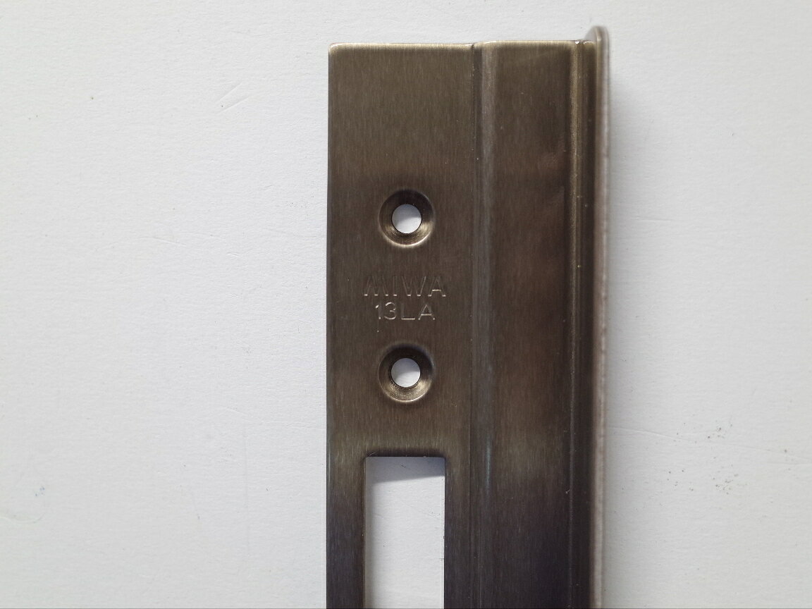ミワロック13LA用段付Lフロント（3つ穴タイプ）右勝手用ブロンズ色(外側から見て蝶...