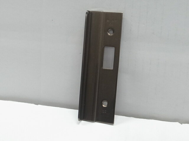 ミワロック社(MIWA)BH(DZ)用段付Lフロント左勝手用ブロンズ色です。(外側から見て蝶番が左、錠が右)タテ130ミリ、ヨコ40ミリ、タチアガリ12ミリ、ビスピッチ84ミリです。