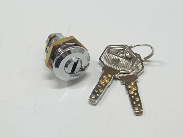 NDD-92ディンプルタイプカムロックです。子鍵は2本付いております。 表面部直径21ミリ、全長34ミリ。胴体部直径18ミリ。