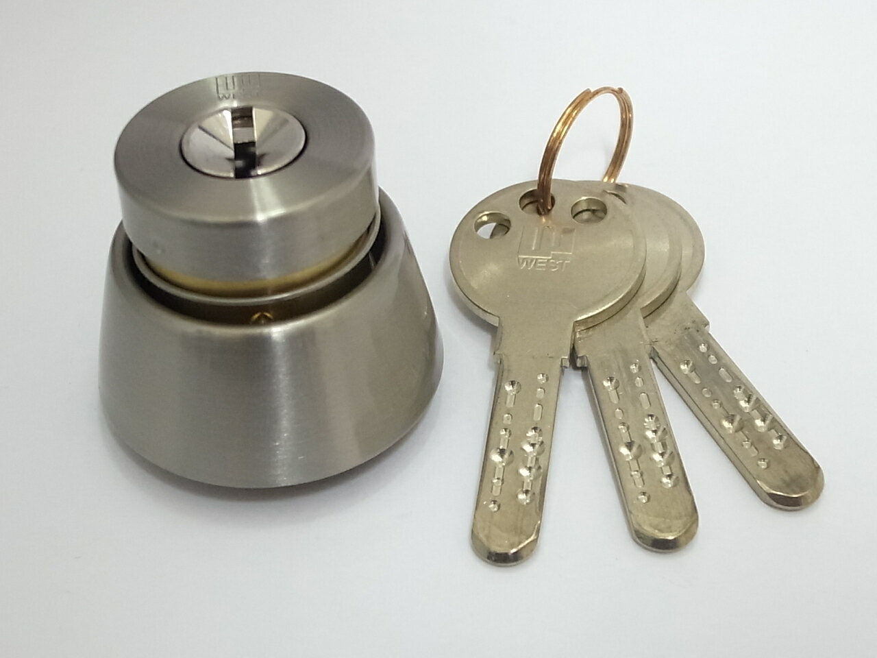 ミワロックLA(レバーハンドル)DA(本締錠)の取替用として、ウェスト社から発売されているディンプルキータイプの取替用シリンダーです。色はシルバー色で、子鍵は3本ついています (更に追加のコピーキーがご入用の場合はこちらへお願いいたします)...