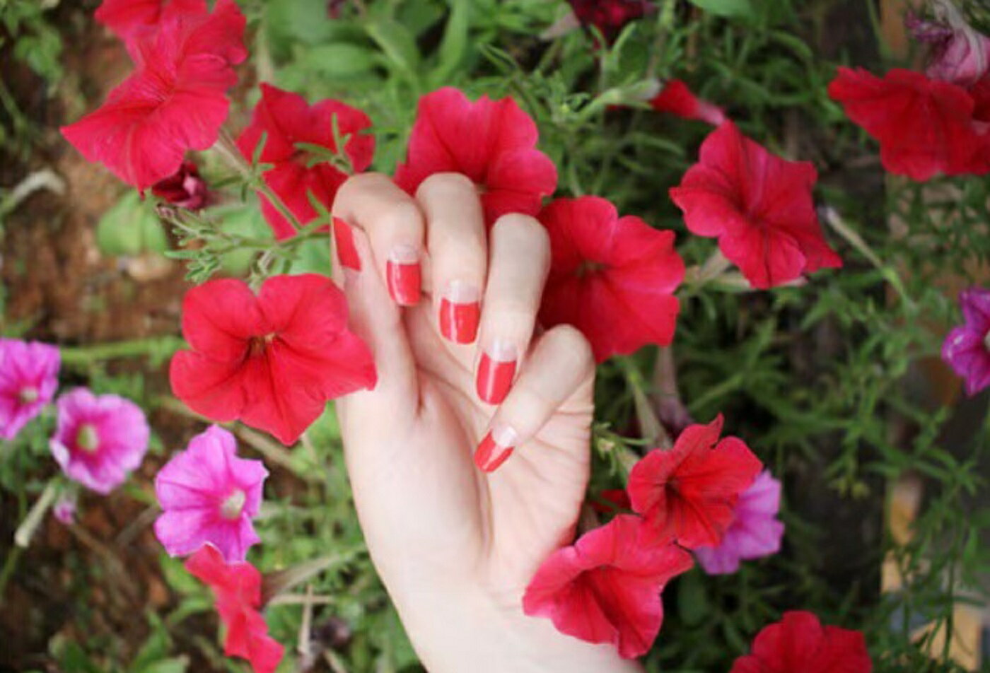 キレイ系ネイルシール レッドネイルシール ビビットカラーネイルシール ネイルV24 シールネイル 貼るタイプネイル 使い捨てネイル ネイルかわいい 簡単 セルフ...