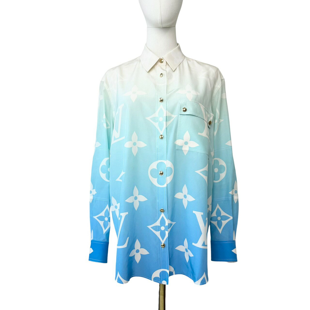 ルイヴィトン LOUIS VUITTON グラデーション モノグラム総柄 シルクブラウス シャツ ロゴ刻印ボタン 金ボタン 長袖 ベージュ,ブルー ユニセックス 男女兼用 サイズ34 (実寸大きめM〜Lサイズ相当、メンズSサイズ相当)