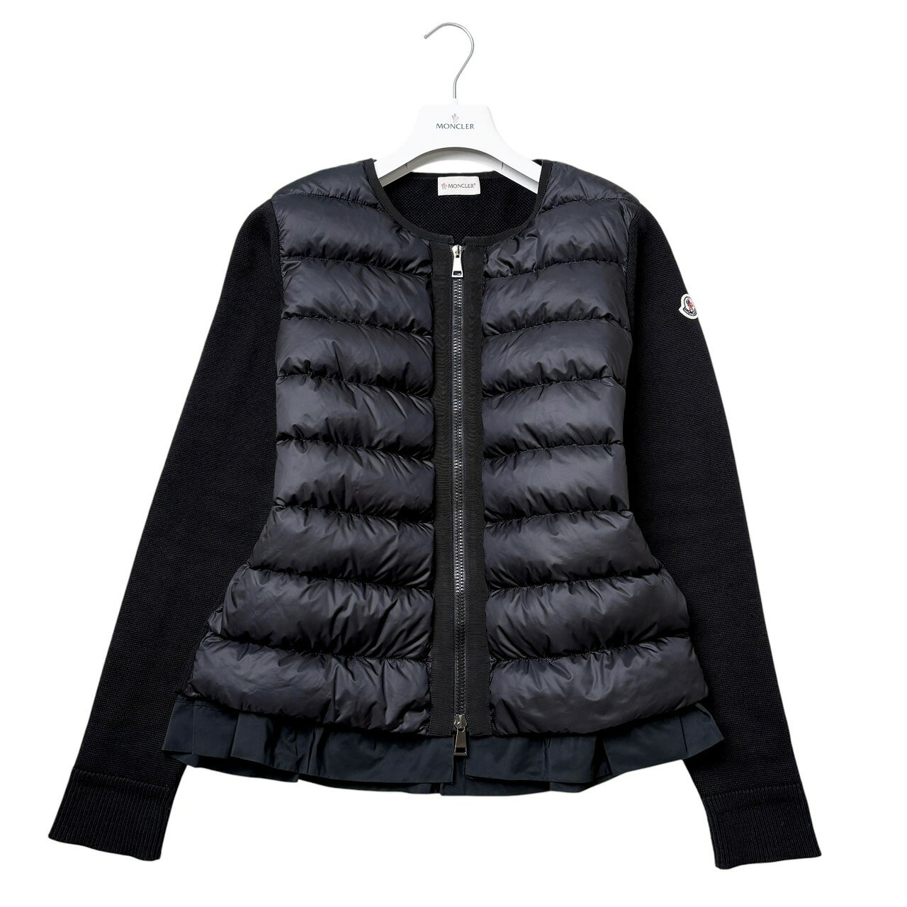 Rakuten - モンクレール 【中古】MONCLER ダウン切替 ハイブリッドニットカーディガン ぺプラム フリル ダブルジップ ロゴパッチ ロゴ刻印 ノーカラー ブラック Lサイズ