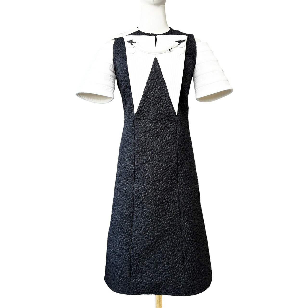 Rakuten - ルイヴィトン 【中古】LOUIS VUITTON 2023FW コレクション Runway ランウェイ ワンピース ひざ丈 半袖 ドレス ストレッチコットン レザー LVロゴ刻印 無地 モード ブラック ホワイト サイズ34 (実寸Sサイズ相当)