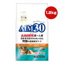 同梱可 アミノ酸『A-30』を配合した、猫の健康維持をサポートする総合栄養食です。 室内で過ごすシニア猫の健康に配慮し低脂肪に調整。 下部尿路の健康維持のためマグネシウム、リン、カルシウムを調整し、食物繊維の配合により体内の毛玉を無理なく排泄します。 食物アレルギーに配慮してアレルゲンになりにくいといわれるフィッシュを使用し、健康を維持する事で免疫をサポートするアガリクスや抗酸化成分があるセサミンを強化しています。 ●原材料 トウモロコシ、グルテンミール、フィッシュミール、小麦粉、乾燥おから、動物性油脂、フィッシュエキス、ローストアマニ、食物繊維、酵母、まぐろ・かつお削りぶしパウダー、乳酸菌、植物性油脂、アガリクス、セサミン、ミネラル類(P、K、Cl、Na、Zn、Cu、Mn、I)、アミノ酸類(シスチン、メチオニン、タウリン)、ビタミン類(コリン、E、ニコチン酸、C、B1、B2、A、B6、葉酸、パントテン酸、K、B12、D3)、調味料 ●保証成分 たん白質29.0％以上、脂質7.5％以上、粗繊維4.0％以上、灰分9.0％以下、水分10.0％以下 ●エネルギー 約310kcaL/100g ●給与方法 パッケージ記載の表を目安に1日分を1〜2回に分けてお与えください。 ●原産国 日本