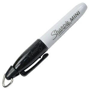 Sharpie ミニ油性ペン 三角カン付き携帯に便利なミニサイズの油性ペンアメリカのペンメーカー、シャーピー(Sharpie)の油性ペンです。紙は勿論、プラスチックや金属などほぼすべてのものに書けるマーカー。ミニサイズで、キャップには三角カンを備えているためキーチェーンに取り付けたりと、携帯に便利。インクは速乾性が高い仕様となっており、細字なので細かな文字も書きやすい仕様です。また、油性ペンなので水にも強く色あせも軽減。アメリカのACMI(アメリカが材・工芸材料協会)の厳しい評価基準をクリアしたAP認定品で、人体に無害で安全であると認定されています。※製品の仕様、外観はメーカーより予告なく変更されますので、気になる点や、詳細はメールで別途お問合わせください。PC・モニタの環境で色が実物と多少異なる場合があります。布製品などは個体差があり、寸法に誤差が多少ありますので、ご了承くださいませ。油性ペンの詳細全長約9cm重量約7gインク色ブラック[2883][d01360523210928830000] 筆記用具 筆具 文房具 文具雑貨 オフィス用品 事務用品 レプマート repmart 激安通販 激安販売軍モノ・輸入雑貨 ＞ ステーショナリー ＞ 筆記具 ＞ その他の筆記具新着アイテム ＞ 新着アイテム 2026年 ＞ 3月 新入荷[Sharpie]軍モノ 輸入雑貨 [ステーショナリー/筆記具/その他の筆記具]【シャーピー 油性ペン ミニサイズ 細字 ブラック】アメリカのペンメーカー、シャーピー(Sharpie)の油性ペンです。紙は勿論、プラスチックや金属などほぼすべてのものに書けるマーカー。ミニサイズで、キャップには三角カンを備えているためキーチェーンに取り付けたりと、携帯に便利。インクは速乾性が高い仕様となっており、細字なので細かな文字も書きやすい仕様です。また、油性ペンなので水にも強く色あせも軽減。アメリカのACMI(アメリカが材・工芸材料協会)の厳しい評価基準をクリアしたAP認定品で、人体に無害で安全であると認定されています。軍モノ・輸入雑貨 ＞ ステーショナリー ＞ 筆記具 ＞ その他の筆記具新着アイテム ＞ 新着アイテム 2026年 ＞ 3月 新入荷シャーピー 油性ペン ウルトラファイン 極細 ブラックUZI タクティカルペン UZITP8 アルミRothco 防水ノート 48ページ 463防水メモ帳 ALL WETHER NOTE BOOK サイズ約130×75mm 耐水ペーパー希望の方は、注文時に必ず、「メール便」を選択してください。このバナーのある商品は、注文時選択した場合のみ、送料250円(税込)で発送可能※マーク無し商品と同梱の場合770円(税込)※保証無しのメール便、または定形外郵便で発送（発送方法は選べません）支払い方法に代金引換はお選びいただけません。入金確認後、1週間以内の発送となります。「配達指定日」の対応できません。→→→詳しくはこちらを必ずご確認ください。&nbsp;