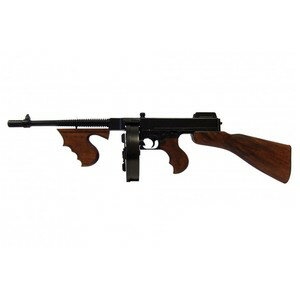 デニックス Thompson シカゴ・タイプライタードラムマグとフォアグリップ、マズルブレーキを備えた「シカゴタイプ」トミーガンの呼称で知られ、短機関銃の先駆けとなった「トンプソンサブマシンガン」をリアルに再現。「デニックス」製のモデルガン「Thompson M1928 SUBMACHINE GUN」です。M1928は、トミーガンとして初の量産機「M1921」にフォアグリップ、コンペンセイターを標準搭載した軍用型。米軍以外にもフランス、イギリス軍などで採用されていたモデルです。大恐慌時代のアメリカ合衆国において、警察とギャングの双方で用いられたことで一躍有名となりました。実在する人物「John Dillinger(ジョン・デリンジャー)」を主人公とした映画「Public Enemies(パブリック・エネミーズ)」の激しい銃撃シーンで用いられている銃も、この型のトンプソンです。実物で.45 ACP弾をフルオート射撃する際、銃声の中に混じる特徴的な「カタカタカタッ」という動作音をタイプライターに例えた「シカゴ・タイプライター(Chicago Typewriter)」という通称でも知られています。発火などの動作がなく、観賞して楽しむ装飾用として作られたレプリカ銃です。細部の装飾やドラムマガジンに至るまで再現されており、木材と金属を使用しているため重厚感があります。※動作しない装飾銃です。※製品の仕様、外観はメーカーより予告なく変更されますので、気になる点や、詳細はメールで別途お問合わせください。PC・モニタの環境で色が実物と多少異なる場合があります。布製品などは個体差があり、寸法に誤差が多少ありますので、ご了承くださいませ。モデルガンの詳細全長約87cm重量約4475g素材木材、金属付属ドラムマガジン生産国スペインDENIXは地中海のスペイン、イベリア半島の沖に浮かぶメノルカ島に工場置くモデルガンなどを製造するメーカー。ホセ・コルテロとセバスティアン・リュルの2人の創業パートナーが、ジュエリー部門での経験と知識、粘り強さと熱意を持って、1966年にゼロから会社を設立しました。同社は現在、Denix、S.A.として世界40カ国以上に販売、明確な成長と輸出志向型、フレキシブルな生産体制で、財政的にクリアな、ファミリービジネスです。同社のカタログでは、ニューモデルを毎年更新し、レプリカ銃器、モダンまたはアンティーク銃、剣、ナイフ、レターオープナー、ミニチュア、アクセサリー、武器やアクセサリーなど多数のアイテムを製造しています。[DENIX/デニックス]DENIXの商品一覧[2942][d01362103294029420000][000DX] デニックス トミーガン トンプソン・サブマシンガン 短機関銃 古式銃 レプリカ アンティーク銃 西洋銃 ジョン・デリンジャー ベビーフェイス・ネルソン アル・カポネ マガジン 装飾用長銃 ライフル軍モノ・輸入雑貨 ＞ 甲冑・模造刀・装飾銃 ＞ 装飾銃 ＞ 長銃取り扱いブランド ＞ 《タ》取扱いブランド ＞ DENIX[デニックス]軍モノ・輸入雑貨 [甲冑・模造刀・装飾銃/装飾銃/長銃]【DENIX M1928 トンプソン サブマシンガン 装飾銃 モデルガン 1092】トミーガンの呼称で知られ、短機関銃の先駆けとなった「トンプソンサブマシンガン」をリアルに再現。「デニックス」製のモデルガン「Thompson M1928 SUBMACHINE GUN」です。M1928は、トミーガンとして初の量産機「M1921」にフォアグリップ、コンペンセイターを標準搭載した軍用型。米軍以外にもフランス、イギリス軍などで採用されていたモデルです。大恐慌時代のアメリカ合衆国において、警察とギャングの双方で用いられたことで一躍有名となりました。実在する人物「John Dillinger(ジョン・デリンジャー)」を主人公とした映画「Public Enemies(パブリック・エネミーズ)」の激しい銃撃シーンで用いられている銃も、この型のトンプソンです。実物で.45 ACP弾をフルオート射撃する際、銃声の中に混じる特徴的な「カタカタカタッ」という動作音をタイプライターに例えた「シカゴ・タイプライター(Chicago Typewriter)」という通称でも知られています。発火などの動作がなく、観賞して楽しむ装飾用として作られたレプリカ銃です。細部の装飾やドラムマガジンに至るまで再現されており、木材と金属を使用しているため重厚感があります。※動作しない装飾銃です。軍モノ・輸入雑貨 ＞ 甲冑・模造刀・装飾銃 ＞ 装飾銃 ＞ 長銃取り扱いブランド ＞ 《タ》取扱いブランド ＞ DENIXDENIX モデルガン 古式銃 フィラデルフィア デリンジャー 1018離島・一部地域への大型商品の配送は、配送料見積もりとなります。&nbsp;