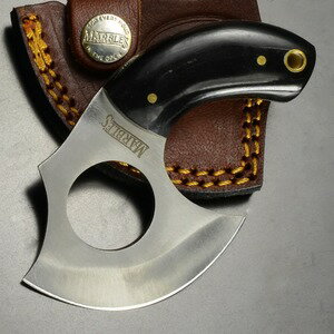マーブルス 刃物 ホーンハンドルナイフ操作を直感的に行いやすくデザインされたスキナー1892年にアメリカで創業してから様々なナイフを展開している「MARBLES」。フィンガーホールを備えた特徴的なデザインのブレードは耐食性と切れ味に優れたステンレス製。グリップは動物の角を使って作られたホーンハンドル。手のひらに収まるよう湾曲したデザインはブレードをより直感的に扱いやすくする形状になっています。付属のレザーシースは特徴的なブレード形状に合わせた専用品。※製品の仕様、外観はメーカーより予告なく変更されますので、気になる点や、詳細はメールで別途お問合わせください。PC・モニタの環境で色が実物と多少異なる場合があります。布製品などは個体差があり、寸法に誤差が多少ありますので、ご了承くださいませ。ナイフの詳細全長約11cmブレード長約7cm刃厚約3mm重量約100gブレード材ステンレスハンドル材ホーン付属品レザーシースマーブルス ナイフは、ウェブスターL.マーブルは1890年代の初頭、ミシガン州のアッパー半島地域で最高の森林踏査者の一人であると評判になり、特定の森林面積を見て、板の収量を予測する彼の不思議な能力は、地域の多くの伐採会社に重宝されるようになりました。彼はアウトドアでの実用性と耐久性を備えた便利なツールやナイフを発明しマーブルス社の基礎を築きました。[マーブルス/Marbles]マーブルスの商品一覧[2746][d01310296037913242746][000MR] マーブルス ホーンスキナー ホーンハンドル ガットフック 通販 販売狩猟・アウトドア ＞ ナイフ ＞ ハンティングナイフ ＞ スキナー ＞ ガットフック無し取り扱いブランド ＞ 《マ》取扱いブランド ＞ マーブルス新着アイテム ＞ 新着アイテム 2022年 ＞ 7月 新入荷[マーブルス]狩猟・アウトドア [ナイフ/ハンティングナイフ/スキナー/ガットフック無し]【MARBLES スキナー Horn Skinner レザーシース付き MR452】1892年にアメリカで創業してから様々なナイフを展開している「MARBLES」。フィンガーホールを備えた特徴的なデザインのブレードは耐食性と切れ味に優れたステンレス製。グリップは動物の角を使って作られたホーンハンドル。手のひらに収まるよう湾曲したデザインはブレードをより直感的に扱いやすくする形状になっています。付属のレザーシースは特徴的なブレード形状に合わせた専用品。狩猟・アウトドア ＞ ナイフ ＞ ハンティングナイフ ＞ スキナー ＞ ガットフック無し取り扱いブランド ＞ 《マ》取扱いブランド ＞ マーブルス新着アイテム ＞ 新着アイテム 2022年 ＞ 7月 新入荷スキナーナイフ スタックレザー 直刃 ステンレス サテン仕上スキナー DM1080WN ダマスカス ウッドRite Edge スキナー DEER アウトドアマン Remington ガットフック付 スキナー 19312 スポーツマン&nbsp;