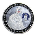 記念メダル ハクトウワシ 国務省アメリカのシンボルがデザインされたチャレンジコイン仲間意識や団結心を向上させるために隊員に与えられる、アメリカCIAのチャレンジコインです。表面はアメリカを象徴する自由の女神像に、星条旗とCIAバッジを模したデザインが描かれています。裏面は国鳥であるハクトウワシに、中央情報局(通称：CIA)と国務省の紋章を刻印。素材には鏡面のようにツヤのあるシルバーメッキが施されており、透明なアクリルケースに収納されているため、傷や汚れがつきにくくなっています。軍隊が起源のチャレンジコインは現在、一般の学校などでも卒業記念品として広く作られており、凝ったデザインも多いためコレクションアイテムとしても人気を集めています。※製品の仕様、外観はメーカーより予告なく変更されますので、気になる点や、詳細はメールで別途お問合わせください。PC・モニタの環境で色が実物と多少異なる場合があります。布製品などは個体差があり、寸法に誤差が多少ありますので、ご了承くださいませ。記念メダルの詳細サイズ(直径×厚さ)約45×3mm重量(ケース込み)約45g素材金属類[1455][d01362381145500000000] Challenge Coin 記念コイン Statue of liberty 中央情報局 CIAポリスバッジ ハクトウワシ 星条旗 彫刻 円形 透明ケース付き ミリタリーメダル ミリタリーコイン軍モノ・輸入雑貨 ＞ ホビー ＞ コイン[記念メダル]軍モノ・輸入雑貨 [ホビー/コイン]【チャレンジコイン 自由の女神 CIA 紋章 白頭鷲 記念メダル】仲間意識や団結心を向上させるために隊員に与えられる、アメリカCIAのチャレンジコインです。表面はアメリカを象徴する自由の女神像に、星条旗とCIAバッジを模したデザインが描かれています。裏面は国鳥であるハクトウワシに、中央情報局(通称：CIA)と国務省の紋章を刻印。素材には鏡面のようにツヤのあるシルバーメッキが施されており、透明なアクリルケースに収納されているため、傷や汚れがつきにくくなっています。軍隊が起源のチャレンジコインは現在、一般の学校などでも卒業記念品として広く作られており、凝ったデザインも多いためコレクションアイテムとしても人気を集めています。軍モノ・輸入雑貨 ＞ ホビー ＞ コインチャレンジコイン 米国務省 紋章 スカル 記念メダルチャレンジコイン 紋章 アメリカ海軍省 記念メダル希望の方は、注文時に必ず、「メール便」を選択してください。このバナーのある商品は、注文時選択した場合のみ、送料250円(税込)で発送可能※マーク無し商品と同梱の場合770円(税込)※保証無しのメール便、または定形外郵便で発送（発送方法は選べません）支払い方法に代金引換はお選びいただけません。入金確認後、1週間以内の発送となります。「あす楽」及び「配達指定日」の対応できません。→→→詳しくはこちらを必ずご確認ください。&nbsp;