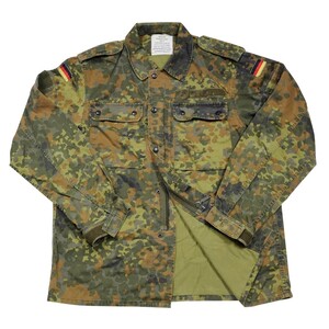 独軍 フレックターン迷彩 BDUジャケット日本の密林にも適した迷彩柄のコンバットジャケット■軍放出品のご購入を検討されているお客様へ。ご購入前に必ず下記の説明文、注意文を最後までご一読いただきますようお願い致します。ドイツ軍で使用されていたコンバットジャケットです。襟付きで両胸にポケットを備えたベーシックなデザイン。軍隊における様々な活動において着用されていました。両腕にはドイツ国旗が貼られており、左腕にはフラップ付のミニポケット、右腕には部隊章や階級章を貼ることができるベルクロを設置。使用されている「フレクター迷彩」は、約5色(緑、薄緑、黒、赤茶色、カーキなど)で構成され、温帯密林地帯でのカモフラージュに適したデザインとなっています。下記をお読みになり、ご納得いただけるお客様のみ、ご購入下さい。軍放出品（ミリタリーサープラス）は状態によって、下記の分類をしています。1，デッドストック　「新古品・未使用品（ほぼ新品）」2，良い　「キズや使用感があまり見られない。」3，可　「使用感があり、小さな傷等がある。」4，難あり　「比較的大きな傷、汚れがある。」5，破損あり「破損はあるものの、使用できる状態」6，ジャンク品「破損があってそのままでは使用できない」※製造年代、色合い、その他、ご指定できません。※ご購入後に商品の状態に関するお問合わせはお受けできません。※ご購入後に返品、交換をご希望の場合、発生する送料はお客様のご負担になります。実際のサイズは、2cm前後の誤差がある場合がございます、あらかじめご了承ください。 ※製品の仕様、外観はメーカーより予告なく変更されますので、気になる点や、詳細はメールで別途お問合わせください。PC・モニタの環境で色が実物と多少異なる場合があります。布製品などは個体差があり、寸法に誤差が多少ありますので、ご了承くださいませ。戦闘服の詳細※放出品の衣類においてサイズ表記は参考値となります。個体によってサイズにバラつきがあり、最大5cm以上誤差がある場合もございますので予めご了承ください。素材 : コットン65％、ポリエステル35％サイズ1サイズ2サイズ3サイズ6サイズ7サイズ8着丈約69cm約70cm約68cm約73cm約74cm約75cm肩幅約42cm約43cm約47cm約46cm約46cm約47cm身幅約52cm約53cm約58cm約56cm約56cm約57cm他のバリエーションはこちら[ サイズ1 / 可 ][ サイズ1 / 難あり ][ サイズ1 / 破損あり ][ サイズ2 / 可 ][ サイズ2 / 難あり ][ サイズ2 / 良い ][ サイズ3 / 可 ][ サイズ3 / 難あり ][ サイズ6 / 可 ][ サイズ6 / 難あり ][ サイズ7 / 可 ][ サイズ7 / 難あり ][ サイズ7 / 破損あり ][ サイズ8 / 可 ][ サイズ8 / 難あり ][ サイズ8 / 破損あり ]世界各国の軍隊で使用されていた服やポーチなどの装備、備品を民間に放出した商品になります。世界各国の軍隊のマークや紋章が入っており、普段見かけない商品ばかり。実際に使用されていたからこそユーズド感満載で、本格派ミリタリーマニアにはたまらない一品。[軍放出品/軍放出品 軍払下げ品 ミリタリーサープラス Military Surplus]軍放出品の商品一覧[2100][d00010919210000000000][2486][d01362476291824860000][00GUN]フィールドジャケット フレックターン迷彩 戦闘服 軍服 コンバットユニフォーム ミリタリーグッズ 独軍 ドイツ軍サープラス ドイツ軍実物 ドイツ軍払い下げ品 BDUジャケット 戦闘用ジャケット 軍服ジャケット バトルジャケット バトルユニフォーム コンバットジャケット 迷彩服 迷彩ジャケット 野戦服ジャケット ACUジャケット NATO放出品 欧州軍サープラス 欧州軍放出品 欧州軍払い下げ品 欧州軍実物 ミリタリーサープラス 払い下げ 軍事物資 軍用品 軍需資材 実物 本物 レプマート repmart 激安通販 激安販売サバゲー装備 ＞ サバゲーウェア ＞ 戦闘服(ジャケット)軍モノ・輸入雑貨 ＞ 軍放出品 ＞ 欧州の軍放出品 ＞ ドイツ軍放出品取り扱いブランド ＞ 《カ》取扱いブランド ＞ 軍放出品新着アイテム ＞ 新着アイテム 2026年 ＞ 2月 新入荷[独軍]【ドイツ軍放出品 コンバットジャケット 国旗パッチ付き フレクター迷彩 小サイズ [ サイズ3 / 可 ]】■軍放出品のご購入を検討されているお客様へ。ご購入前に必ず下記の説明文、注意文を最後までご一読いただきますようお願い致します。ドイツ軍で使用されていたコンバットジャケットです。襟付きで両胸にポケットを備えたベーシックなデザイン。軍隊における様々な活動において着用されていました。両腕にはドイツ国旗が貼られており、左腕にはフラップ付のミニポケット、右腕には部隊章や階級章を貼ることができるベルクロを設置。使用されている「フレクター迷彩」は、約5色(緑、薄緑、黒、赤茶色、カーキなど)で構成され、温帯密林地帯でのカモフラージュに適したデザインとなっています。下記をお読みになり、ご納得いただけるお客様のみ、ご購入下さい。軍放出品（ミリタリーサープラス）は状態によって、下記の分類をしています。1，デッドストック　「新古品・未使用品（ほぼ新品）」2，良い　「キズや使用感があまり見られない。」3，可　「使用感があり、小さな傷等がある。」4，難あり　「比較的大きな傷、汚れがある。」5，破損あり「破損はあるものの、使用できる状態」6，ジャンク品「破損があってそのままでは使用できない」※製造年代、色合い、その他、ご指定できません。※ご購入後に商品の状態に関するお問合わせはお受けできません。※ご購入後に返品、交換をご希望の場合、発生する送料はお客様のご負担になります。実際のサイズは、2cm前後の誤差がある場合がございます、あらかじめご了承ください。 サバゲー装備 ＞ サバゲーウェア ＞ 戦闘服(ジャケット)軍モノ・輸入雑貨 ＞ 軍放出品 ＞ 欧州の軍放出品 ＞ ドイツ軍放出品取り扱いブランド ＞ 《カ》取扱いブランド ＞ 軍放出品新着アイテム ＞ 新着アイテム 2026年 ＞ 2月 新入荷ドイツ軍放出品 ヘルメットカバー BW リバーシブル フレクター迷彩&スノードイツ軍放出品 ユーティリティポーチ KSKベスト Gen. 1専用 フレクター迷彩ドイツ軍放出品 スコップカバー S95 フレクター迷彩 折りたたみスコップ用ドイツ軍放出品 ボトルポーチ システム95装備セット フレックターン迷彩&nbsp;