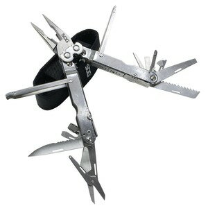 ソグ Multitool パワーロック展開と収納がスムーズに行える独自の機能を搭載したマルチツール実用性に優れたプロダクトを生み出す「SOG(ソグ)」のマルチプライヤー「PowerLock(パワーロック)」。18個の機能を備えており、庭先での作業からキャンプまで様々な場面で使用できます。ツールを展開するとロックがかかる仕組みとなっているので、ブレードが不意に閉じたり、ネジ締め中に曲がったりすることがありません。本体はサテン仕上げの420ステンレス鋼。強度が高く、腐食性にも優れる鋼材です。SOGの独自技術である歯車状のピボットポイントの軸を使用することでプライヤーのスムーズな開閉を実現。ナイロンシースが付属しており、幅45mmまでのベルトに対応したループが付いています。※製品の仕様、外観はメーカーより予告なく変更されますので、気になる点や、詳細はメールで別途お問合わせください。PC・モニタの環境で色が実物と多少異なる場合があります。布製品などは個体差があり、寸法に誤差が多少ありますので、ご了承くださいませ。マルチツールの詳細機能(全18種):グリッパー、ハード ワイヤーカッター、ワイヤークリンパ、ブラストキャップ クリンパ、両刃ウッド ソー、鋸刃ブレード、3面ヤスリ、大型ドライバー、プラス ドライバー、1/4 インチ ドライブ、千枚通し、缶切り、小型ドライバー、ボトルオープナー、中型ドライバー、はさみ、定規。オープン時約18cmクローズ時約12cm重量約270g材質420 ステンレス鋼表面仕上げサテンソグはアメリカ陸軍特殊部隊のMACV-SOG（ベトナム駐留米軍事顧問団）の頭文字の一部をメーカー名とし、その名の通りミリタリースペックのアイテムを数多く世に送り出している。1986年にベトナム戦争当時に使用されていたコンバットナイフをリメイクして製作されたナイフが世界的に有名になり、その後も長であるスペンサー・フレーザー氏は様々なアイテムを開発し数々の賞を受賞している。[SOG/ソグ]SOGの商品一覧[1330][d01310296038413300000][00SOG]ソグ Multitool パワーロック 工具 万能ペンチ 多機能ペンチ 十徳ナイフ 十得ナイフ 万能プライヤー 万能ナイフ 万能ツール マルチツール マルチファンクションツール 多機能ツール サバイバルツール 多機能プライヤー レプマート repmart 激安通販 激安販売狩猟・アウトドア ＞ ナイフ ＞ マルチツール ＞ マルチプライヤー取り扱いブランド ＞ 《サ》取扱いブランド ＞ SOG[ソグ]狩猟 アウトドア [ナイフ/マルチツール/マルチプライヤー]【SOG マルチプライヤー PowerLock ナイロンシース SOGS60NCP】実用性に優れたプロダクトを生み出す「SOG(ソグ)」のマルチプライヤー「PowerLock(パワーロック)」。18個の機能を備えており、庭先での作業からキャンプまで様々な場面で使用できます。ツールを展開するとロックがかかる仕組みとなっているので、ブレードが不意に閉じたり、ネジ締め中に曲がったりすることがありません。本体はサテン仕上げの420ステンレス鋼。強度が高く、腐食性にも優れる鋼材です。SOGの独自技術である歯車状のピボットポイントの軸を使用することでプライヤーのスムーズな開閉を実現。ナイロンシースが付属しており、幅45mmまでのベルトに対応したループが付いています。狩猟・アウトドア ＞ ナイフ ＞ マルチツール ＞ マルチプライヤー取り扱いブランド ＞ 《サ》取扱いブランド ＞ SOGSOG 18機能 マルチプライヤー パワーロック B63N Vカッター付SOG マルチプライヤー 18機能 パワーアクセスSOG マルチプライヤー 21機能 パワーアクセスデラックスSOG マルチプライヤー PowerLitre 18ツール搭載 PL1001-CP&nbsp;