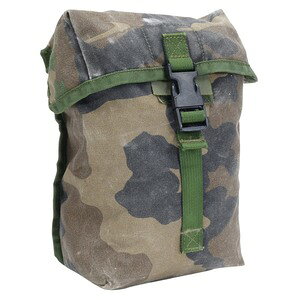 ミリタリー 多目的ポーチ 軍用ポーチ予備弾倉や使用済み弾倉入れとしても使えるユーティリティポーチ■軍放出品のご購入を検討されているお客様へ。ご購入前に必ず下記の説明文、注意文を最後までご一読いただきますようお願い致します。オランダ軍で使用されていた中型のユーティリティポーチです。M4マガジンが8本すっぽり入る大きめのサイズ。内側は雨の侵入や小物が隙間から落ちるのを防ぐため巾着仕様になっています。マガジンポーチ、ダンプポーチとしても利用OK。フラップはバックルとベルクロにて固定でき、内側にはベルクロのカバーが付いているため、カバーを付けておくことでバックルのみで固定することも可能。底部にはドレインホールが設置されているため、内部に水がたまらないようになっています。使用されているオランダ軍のウッドランド迷彩は、イギリス軍のDPM迷彩とアメリカ軍のウッドランド迷彩の中間の様なカモフラージュパターンとなっています。【放出品ご購入の際の注意点】※軍放出品は全て使用済みの物品です。商品には「汚れ、カビ、サビ、臭気、落書き、変色、変形、素材の劣化、破れ、補修跡、欠損、破損、色味の違い、印字・デザイン違い、動作不良」がある場合がございます。また、製造年代などはお選びいただけません。ご理解いただける場合のみご購入ください。※ご購入後に上記のような商品の状態に関するお問い合わせはお受けできません。恐れ入りますがご容赦いただきますようお願い申し上げます。※ご購入後の商品の返品・交換をご希望の場合、発生いたします送料に関しましてはお客様のご負担になりますので何卒ご了承ください。※製品の仕様、外観はメーカーより予告なく変更されますので、気になる点や、詳細はメールで別途お問合わせください。PC・モニタの環境で色が実物と多少異なる場合があります。布製品などは個体差があり、寸法に誤差が多少ありますので、ご了承くださいませ。ユーティリティポーチの詳細中大サイズ(縦×横×マチ)約20×16×10cm約23×16×8cm他のバリエーションはこちら[ 可 / 大 ][ 可 / 中 ][ 難あり / 大 ][ 難あり / 中 ][ 破損あり / 中 ]世界各国の軍隊で使用されていた服やポーチなどの装備、備品を民間に放出した商品になります。世界各国の軍隊のマークや紋章が入っており、普段見かけない商品ばかり。実際に使用されていたからこそユーズド感満載で、本格派ミリタリーマニアにはたまらない一品。[軍放出品/軍放出品 軍払下げ品 ミリタリーサープラス Military Surplus]軍放出品の商品一覧[2194][d00012111219400000000][2191][d00012111219100000000][2493][d01362476291824930000][00GUN]軍物 多目的ポーチ ウッドランドカモ ミリタリーグッズ ダンプポーチ DUMP POUCH 蘭軍 オランダ軍サープラス オランダ軍実物 オランダ軍払い下げ品 ミリタリーポーチ 軍用ポーチ サバゲーポーチ 汎用ポーチ マルチポーチ ギアポーチ アクセサリーポーチ タクティカルポーチ ミリタリーポーチ MOLLEポーチ ドロップポーチ 弾薬ポーチ アモポーチ ロールアップポーチ ロールアップダンプポーチ キャッチポーチ 回収ポーチ マガジン回収ポーチ 弾倉回収ポーチ 投げ込みポーチ NATO放出品 欧州軍サープラス 欧州軍放出品 欧州軍払い下げ品 欧州軍実物 ミリタリーサープラス 払い下げ 軍事物資 軍用品 軍需資材 実物 本物 レプマート repmart 激安通販 激安販売サバゲー装備 ＞ ミリタリーポーチ ＞ ユーティリティポーチサバゲー装備 ＞ ミリタリーポーチ ＞ ダンプポーチ軍モノ・輸入雑貨 ＞ 軍放出品 ＞ 欧州の軍放出品 ＞ オランダ軍放出品取り扱いブランド ＞ 《カ》取扱いブランド ＞ 軍放出品新着アイテム ＞ 新着アイテム 2024年 ＞ 9月 新入荷[ミリタリー]【オランダ軍放出品 ユーティリティポーチ 多目的 ウッドランド迷彩 [ 難あり / 大 ]】■軍放出品のご購入を検討されているお客様へ。ご購入前に必ず下記の説明文、注意文を最後までご一読いただきますようお願い致します。オランダ軍で使用されていた中型のユーティリティポーチです。M4マガジンが8本すっぽり入る大きめのサイズ。内側は雨の侵入や小物が隙間から落ちるのを防ぐため巾着仕様になっています。マガジンポーチ、ダンプポーチとしても利用OK。フラップはバックルとベルクロにて固定でき、内側にはベルクロのカバーが付いているため、カバーを付けておくことでバックルのみで固定することも可能。底部にはドレインホールが設置されているため、内部に水がたまらないようになっています。使用されているオランダ軍のウッドランド迷彩は、イギリス軍のDPM迷彩とアメリカ軍のウッドランド迷彩の中間の様なカモフラージュパターンとなっています。【放出品ご購入の際の注意点】※軍放出品は全て使用済みの物品です。商品には「汚れ、カビ、サビ、臭気、落書き、変色、変形、素材の劣化、破れ、補修跡、欠損、破損、色味の違い、印字・デザイン違い、動作不良」がある場合がございます。また、製造年代などはお選びいただけません。ご理解いただける場合のみご購入ください。※ご購入後に上記のような商品の状態に関するお問い合わせはお受けできません。恐れ入りますがご容赦いただきますようお願い申し上げます。※ご購入後の商品の返品・交換をご希望の場合、発生いたします送料に関しましてはお客様のご負担になりますので何卒ご了承ください。サバゲー装備 ＞ ミリタリーポーチ ＞ ユーティリティポーチサバゲー装備 ＞ ミリタリーポーチ ＞ ダンプポーチ軍モノ・輸入雑貨 ＞ 軍放出品 ＞ 欧州の軍放出品 ＞ オランダ軍放出品取り扱いブランド ＞ 《カ》取扱いブランド ＞ 軍放出品新着アイテム ＞ 新着アイテム 2024年 ＞ 9月 新入荷オランダ軍放出品 モジュラーベスト MOLLE対応 オリーブオランダ軍放出品 モジュラーベスト MOLLE対応 迷彩柄オランダ軍放出品 スコップカバー 三つ折りスコップ用 MOLLEシステム対応 迷彩オランダ軍放出品 カバーオール 迷彩柄 戦車兵用希望の方は、注文時に必ず、「メール便」を選択してください。このバナーのある商品は、注文時選択した場合のみ、送料250円(税込)で発送可能※マーク無し商品と同梱の場合770円(税込)※保証無しのメール便、または定形外郵便で発送（発送方法は選べません）支払い方法に代金引換はお選びいただけません。入金確認後、1週間以内の発送となります。「配達指定日」の対応できません。→→→詳しくはこちらを必ずご確認ください。&nbsp;