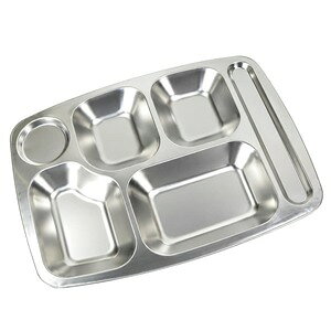 ステンレス 仕切り皿 一体構造スプーン置き付きのステンレス仕切り皿料理を分けて盛り付けられる、ステンレス製の仕切り付きランチプレートです。 複数のスペースを一体成型した構造で、ご飯や主菜、副菜などを分けて盛り付け可能。料理が混ざりにくく、ひとつのプレートに食事をすっきりまとめられます。 プレートの端にはスプーンを置ける細長いスペースを配置。食事中のスプーンの置き場所を確保でき、プレートと一緒にまとめて扱いやすい設計です。 丈夫で割れにくいステンレス製で、普段の食事をはじめ、キャンプやバーベキューなどのアウトドア、食堂やイベントなど幅広いシーンで活用できます。 サイズや仕切り形状の異なるバリエーションから、用途に合わせて選択できます。※製品の仕様、外観はメーカーより予告なく変更されますので、気になる点や、詳細はメールで別途お問合わせください。PC・モニタの環境で色が実物と多少異なる場合があります。布製品などは個体差があり、寸法に誤差が多少ありますので、ご了承くださいませ。プレートの詳細タイプ1タイプ2タイプ3タイプ4サイズ約W36cm × D27cm × H2cm約W36cm × D27cm × H2cm約W35cm × D26cm × H2cm約W35cm × D26cm × H2cm重量約470g約470g約320g約320g素材ステンレスステンレスステンレスステンレス生産国中国中国中国中国他のバリエーションはこちら[ タイプ1 ][ タイプ2 ][ タイプ3 ][ タイプ4 ][2805][d01312871200428050000] 食器 テーブルウエア テーブルウェア レジャー アウトドア キャンプ レプマート repmart 激安通販 激安販売狩猟・アウトドア ＞ アウトドア用品 ＞ テーブルウェア ＞ アウトドア食器新着アイテム ＞ 新着アイテム 2026年 ＞ 9月 新入荷[ステンレス]狩猟 アウトドア [アウトドア用品/テーブルウェア/アウトドア食器]【ランチプレート 仕切り皿 ステンレス製 スプーン置き付き 長方形 [ タイプ2 ]】料理を分けて盛り付けられる、ステンレス製の仕切り付きランチプレートです。 複数のスペースを一体成型した構造で、ご飯や主菜、副菜などを分けて盛り付け可能。料理が混ざりにくく、ひとつのプレートに食事をすっきりまとめられます。 プレートの端にはスプーンを置ける細長いスペースを配置。食事中のスプーンの置き場所を確保でき、プレートと一緒にまとめて扱いやすい設計です。 丈夫で割れにくいステンレス製で、普段の食事をはじめ、キャンプやバーベキューなどのアウトドア、食堂やイベントなど幅広いシーンで活用できます。 サイズや仕切り形状の異なるバリエーションから、用途に合わせて選択できます。狩猟・アウトドア ＞ アウトドア用品 ＞ テーブルウェア ＞ アウトドア食器新着アイテム ＞ 新着アイテム 2026年 ＞ 9月 新入荷小皿 純チタン製 キャンプ・アウトドア食器 チタンプレートREPSGEAR シェラカップ 折り畳みハンドル 計量目盛り付き チタン製ESEE メスティン アルミ製 メスキット Survival Tin ハンゴウ クッカーEVERNEW シェラカップ FD 折りたたみハンドル チタン製 EBY152 &nbsp;
