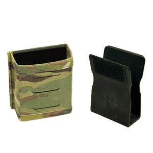 ウォーリアーアサルトシステムズ 弾倉ポーチ レーザーカット動作を妨げない軽量設計の5.56mm対応ポーチ軍や特殊部隊への納入実績を持つ英国のタクティカルギアメーカー、Warrior Assault Systems（ウォーリアーアサルトシステムズ）。5.56mm対応のオープントップ型マガジンポーチ「Laser Cut Single Snap Mag Pouch 5.56mm Short」。ショートタイプ設計で、装備時の引っ掛かりや動作干渉を抑えたスマートな装着感を実現。内部には熱可塑性インサートスリーブを採用し、マガジンを確実に固定。高い保持力を確保し、マガジンは入っていないと着ても形状を保つため、スムーズなマガジンの挿入が可能です。表面にはレーザーカット加工を施した複合ラミネート素材を使用しており、軽量ながら優れた耐久性を発揮。MOLLE対応となっており、プレートキャリアやチェストリグ、ベルトキットなど多様な装備に安定して装着できます。※製品の仕様、外観はメーカーより予告なく変更されますので、気になる点や、詳細はメールで別途お問合わせください。PC・モニタの環境で色が実物と多少異なる場合があります。布製品などは個体差があり、寸法に誤差が多少ありますので、ご了承くださいませ。マグポーチの詳細収納数シングルマグポーチ1本収納適合（遊戯銃）M4/AR15（M4、M16、URG-I、CQB-R、MK18 MOD1、AR15、HK416、89式、20式、スカーL、FAMAS、AUG、MCX など）素材ナイロン外寸（幅×厚×高）W65mm × D25mm × H80mm重量約65g他のバリエーションはこちら[ ブラック ][ マルチカム ][ レンジャーグリーン ]厳しい評価プロセスをクリアした、一定水準以上の高品質な装備品を数多く開発している、タクティカルギアメーカーです。パフォーマンスを向上させるプレートキャリアやチェストリグ、グローブなどの数多くの製品を開発し続けいてます。その高いデザイン、機能性・耐久性から、イギリスやフランスなどヨーロッパを中心に、アメリカやアジアなど世界各国の軍隊や特殊部隊で愛用されています。[ウォーリアーアサルトシステムズ/WAS Warrior Assault Systems]ウォーリアーアサルトシステムズの商品一覧[2696][d00012111219822002696][00WAS] ライフルマガジンポーチ ライフルマガジンケース ライフルマグポーチ ライフルマグケース レプマート repmart 激安通販 激安販売サバゲー装備 ＞ ミリタリーポーチ ＞ マガジンポーチ ＞ ライフルマガジンポーチ ＞ ナイロン製取り扱いブランド ＞ 《ア》取扱いブランド ＞ ウォーリアーアサルトシステムズ新着アイテム ＞ 新着アイテム 2026年 ＞ 1月 新入荷[ウォーリアーアサルトシステムズ]サバゲー装備 [ミリタリーポーチ/マガジンポーチ/ライフルマガジンポーチ/ナイロン製]【Warrior Assault Systems マグポーチ M4/AR15 スナップ ショート W-LC-SSMP-556P-S [ マルチカム ]】軍や特殊部隊への納入実績を持つ英国のタクティカルギアメーカー、Warrior Assault Systems（ウォーリアーアサルトシステムズ）。5.56mm対応のオープントップ型マガジンポーチ「Laser Cut Single Snap Mag Pouch 5.56mm Short」。ショートタイプ設計で、装備時の引っ掛かりや動作干渉を抑えたスマートな装着感を実現。内部には熱可塑性インサートスリーブを採用し、マガジンを確実に固定。高い保持力を確保し、マガジンは入っていないと着ても形状を保つため、スムーズなマガジンの挿入が可能です。表面にはレーザーカット加工を施した複合ラミネート素材を使用しており、軽量ながら優れた耐久性を発揮。MOLLE対応となっており、プレートキャリアやチェストリグ、ベルトキットなど多様な装備に安定して装着できます。サバゲー装備 ＞ ミリタリーポーチ ＞ マガジンポーチ ＞ ライフルマガジンポーチ ＞ ナイロン製取り扱いブランド ＞ 《ア》取扱いブランド ＞ ウォーリアーアサルトシステムズ新着アイテム ＞ 新着アイテム 2026年 ＞ 1月 新入荷Warrior Assault Systems ライフルマガジンポーチ NSR 5.56mm 90R 前後3連 M4/AR15 W-EO-SNSR-90RWarrior Assault Systems ライフルマガジンポーチ M4/AK/7.62mm ダブル クイック W-EO-DQMWarrior Assault Systems ライフルマガジンポーチ M4/AR15 フラップ式 4本収納 W-EO-DM4Warrior Assault Systems ライフルマガジンポーチ M4/AR15 オープントップ W-EO-SMOP&nbsp;