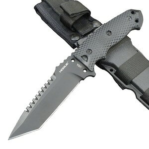 ホーグ フルFixed Blade ベルトループ付き鞘実用性を追求したA2鋼タントーブレードナイフガングリップメーカー「HOGUE」社とカスタムナイフメーカー「ALLEN ELISHEWITZ」社により共同開発されたアウトドアナイフ。堅牢なブレード設計と高い操作性を兼ね備え、ヘビーデューティ用途にも対応する本格的な固定刃ナイフです。約14cmのタントーブレードを備え、ブレード材にはA2工具鋼を採用し、優れた強度と耐久性を確保。表面にはブラックセラコート仕上げが施されており、耐腐食性と耐摩耗性の向上にも配慮されています。ハンドルにはG10素材を使用しており、濡れた環境でもしっかりとしたグリップ力を発揮。安定した操作性をサポートする設計です。ブレード背面にはノコギリ状の刃であるソーバックを備え、ロープや木材の切断にも対応可能。さらに、ハンドルエンドには打撃用のグラスブレーカーを搭載しています。付属のナイロン製ベルトシースには硬質プラスチック製のシースライナーを内蔵。ナイフを差し込めばロックが掛かる仕様で、携行時の安全性にも配慮されています。※製品の仕様、外観はメーカーより予告なく変更されますので、気になる点や、詳細はメールで別途お問合わせください。PC・モニタの環境で色が実物と多少異なる場合があります。布製品などは個体差があり、寸法に誤差が多少ありますので、ご了承くださいませ。ナイフの詳細全長約27cm刃渡り約14cm刃厚約7mmブレード形状タントーポイントブレード材A2工具鋼重量約300gハンドル材G10付属品ナイロン製シース生産国アメリカブレード長約14cmホーグ ガングリップは、ガイ・ホーグによって1968年に設立。ホーグ社のすべてガングリップはホーグファミリーの直接の監督と品質管理のもとに作られています。現在、彼の息子アーロンとパトリックの運営するホーグは人々に信頼される銃器産業の一つに成長しました。[ホーグ/HOGUE]ホーグの商品一覧[388][d01310296038800000000][000HO] 野外 キャンプ レプマート repmart 激安通販 激安販売狩猟・アウトドア ＞ ナイフ ＞ アウトドアナイフ取り扱いブランド ＞ 《ハ》取扱いブランド ＞ ホーグ[ホーグ]狩猟 アウトドア [ナイフ/アウトドアナイフ]【HOGUE アウトドアナイフ EX-F01 固定刃 タントー HO35129】ガングリップメーカー「HOGUE」社とカスタムナイフメーカー「ALLEN ELISHEWITZ」社により共同開発されたアウトドアナイフ。堅牢なブレード設計と高い操作性を兼ね備え、ヘビーデューティ用途にも対応する本格的な固定刃ナイフです。約14cmのタントーブレードを備え、ブレード材にはA2工具鋼を採用し、優れた強度と耐久性を確保。表面にはブラックセラコート仕上げが施されており、耐腐食性と耐摩耗性の向上にも配慮されています。ハンドルにはG10素材を使用しており、濡れた環境でもしっかりとしたグリップ力を発揮。安定した操作性をサポートする設計です。ブレード背面にはノコギリ状の刃であるソーバックを備え、ロープや木材の切断にも対応可能。さらに、ハンドルエンドには打撃用のグラスブレーカーを搭載しています。付属のナイロン製ベルトシースには硬質プラスチック製のシースライナーを内蔵。ナイフを差し込めばロックが掛かる仕様で、携行時の安全性にも配慮されています。狩猟・アウトドア ＞ ナイフ ＞ アウトドアナイフ取り扱いブランド ＞ 《ハ》取扱いブランド ＞ ホーグHOGUE 折りたたみナイフ X5 フリッパー 3.5 スピアポイントHOGUE 折りたたみナイフ SIG SAUER X5 フリッパー 3.5インチ Cerakote仕上げ 36572HOGUE 折り畳みナイフ Deka ナイフケース付き Cerakote仕上げ 24276HOGUE スリムナイフシース 固定刃用 12インチ &nbsp;