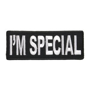 ミリタリーパッチ アイムスペシャルアイロンシート付で取付簡単なミリタリーパッチ黒地に白色で「I’M SPECIAL」と刺繍がされたミリタリーパッチ。I’m Special(アイム スペシャル)は日本語にすると「私は特別です」という意味です。裏側にはアイロンシートがついており、アイロンシートを下にして上からアイロンを押し当てるだけで、簡単に貼り付ける事ができます。デニムやベスト、シャツなどの衣類を手軽にカスタムできる為、裁縫が苦手な方にもピッタリ。レザージャケットなど、革製品に取り付ける際は、縫って取り付けてください。※製品の仕様、外観はメーカーより予告なく変更されますので、気になる点や、詳細はメールで別途お問合わせください。PC・モニタの環境で色が実物と多少異なる場合があります。布製品などは個体差があり、寸法に誤差が多少ありますので、ご了承くださいませ。ミリタリーパッチの詳細サイズ約3.7×9.8cm衣類の採寸方法について[2889][d01331214104228890000]ミリタリーワッペン アップリケ 記章 徽章 襟章 肩章 胸章 階級章 スリーブバッジ 英語 イングリッシュ English 文字入りワッペン ワッペン パッチ 刺繍 エンブレム レプマート repmart 激安通販 激安販売ミリタリーファッション ＞ 服飾品 ＞ ミリタリーワッペン ＞ 英字・英文[ミリタリーパッチ]ミリタリーファッション [服飾品/ミリタリーワッペン/英字 英文]【ミリタリーパッチ I’M SPECIAL アイロンシート付】黒地に白色で「I’M SPECIAL」と刺繍がされたミリタリーパッチ。I’m Special(アイム スペシャル)は日本語にすると「私は特別です」という意味です。裏側にはアイロンシートがついており、アイロンシートを下にして上からアイロンを押し当てるだけで、簡単に貼り付ける事ができます。デニムやベスト、シャツなどの衣類を手軽にカスタムできる為、裁縫が苦手な方にもピッタリ。レザージャケットなど、革製品に取り付ける際は、縫って取り付けてください。ミリタリーファッション ＞ 服飾品 ＞ ミリタリーワッペン ＞ 英字・英文Rothco メッセンジャーバッグ HW クラシック&nbsp;