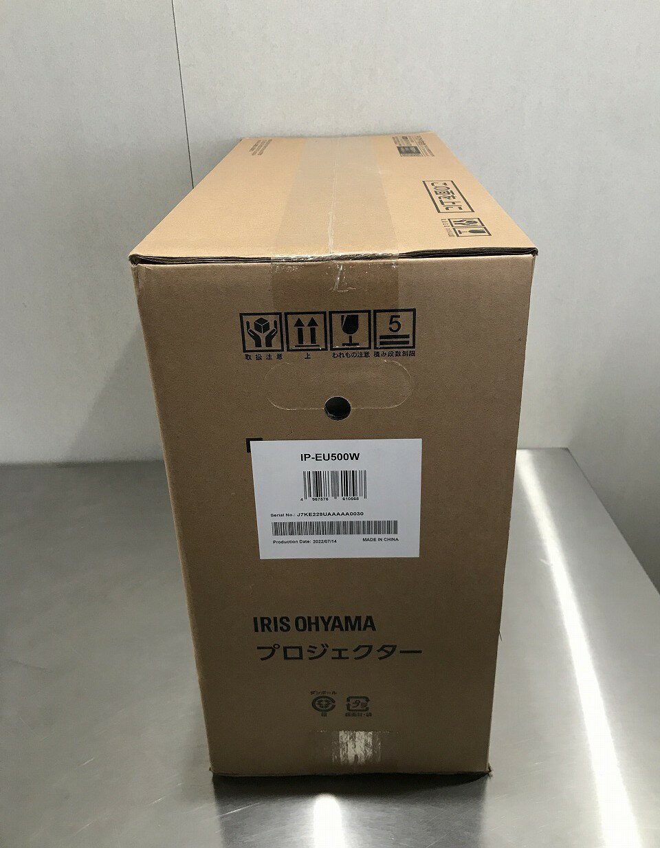 アイリスオーヤマ IRIS OHYAMA レンズシフト機能付きプロジェクター ビジネス用 最大1.6倍ズーム可能 日中でも明るい5000lm 解像度WUXGA 約20000時間メンテナンスフリー 360°設置 ~150型 10wx2スピーカー付 ホワイト IP-EU500W 新品未開封 送料無料