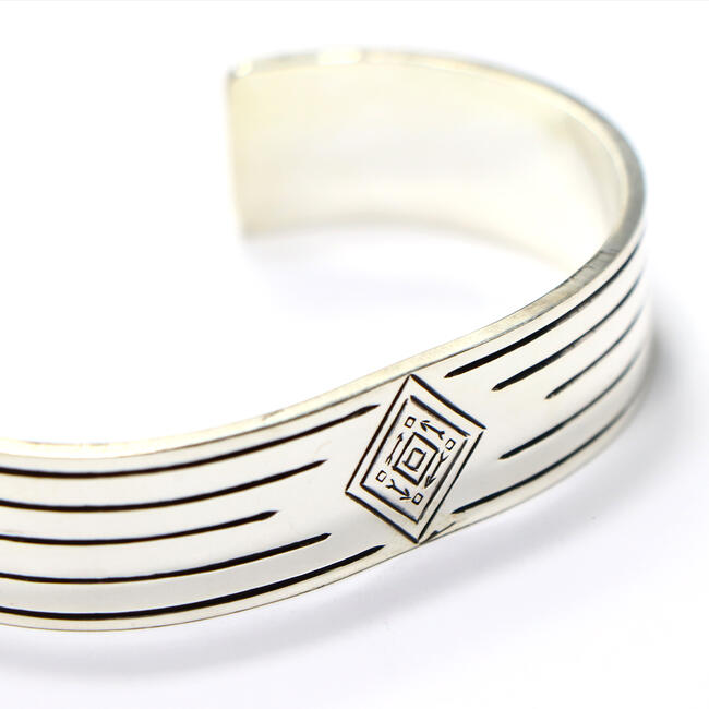 TADY&KING[FIRST ITEM]平打ちネイティブラインSV 太バングル