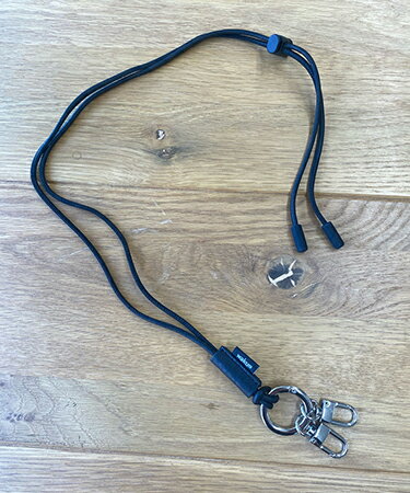 ブラック ベージュ ネイビー オレンジキャメル ▼製品説明 【by CAMBIO】 --CAMBIO -- 柔らかい質感の牛革を使用したネックストラップになります。シボ感のある牛革は使用するたびに、なじんで柔らかくなっていきます。鍵などはも...