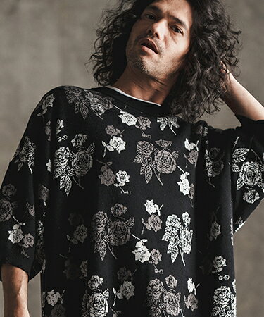 WHITE BLACK CHARCOAL PURPLE ▼製品説明 【by CAMBIO】 --CAMBIO -- 175cm B90-W73-H89 靴26.5cmのモデルがMサイズを着用。ボタニカル柄をアイコンにした半袖コットンニットです。スタイリングを新鮮に映し出すアイコニックな仕上がりの1着です。身頃にはダメージ加工、襟・裾口・袖口周りにはヤスリで削ったようなグラインダーダメージ加工を施して、ユーズド風合いを取り入れている点も特徴の1つです。ミドルゲージのコットン糸を使用して、柄を編み込んだセーターです。ダブルジャカード 編み(機械編み)のキレイな柄の出具合いと共に、しっかりとした編み地です。身幅・肩幅・アームホールをゆとりをもたせたリラックスシルエットです。※着用画像と商品単体画像で色が異なる場合がございます。※商品単体画像を実物により近づけております。 ▼寸法(平置き) Sサイズ／身幅：70cm 総丈：69cm 袖丈：22cm 肩幅：70cmMサイズ／身幅：72cm 総丈：71cm 袖丈：23cm 肩幅：72cmLサイズ／身幅：74cm 総丈：73cm 袖丈：24cm 肩幅：74cm ※製造元提供。 素材 綿-100% カラー WHITE/BLACK/CHARCOAL/PURPLE ▼商品によって、形やサイズに誤差がある場合がございますが、 生産過程においてどうしても生じてしまう事項ですので、 予めご了承下さいませ。 ▼色落ちの恐れがございますので、他のものとは分けて洗濯してください。 ▼漂白剤・タンブラー乾燥ご使用は避けてください。 ▼摩擦（特に汗や雨で濡れた状態）で他のものに色移りする場合がございますのでご注意ください。 ▼洗濯後はよく型を整えて干してください。▼洗濯前に必ず商品のタグで品質表示をご確認してください。 ▼掲載写真はデジタルカメラで撮影していますので、実物と色が異なる場合がございます。