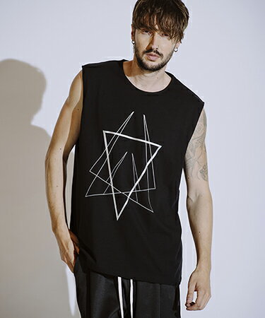 WHITE GRAY BLACK ▼製品説明 【by CAMBIO】 --CAMBIO -- ジオメトリックプリントスリーブレスBIG-POルーズフィットノースリーブコットン天竺スッキリとしたネックラインシルバー箔プリントブラックラバープリント幾何学模様 【NO ID.(ノーアイディー)】アイテム一覧はこちらから ▼寸法(平置き) ONEサイズ／バスト:126cm 肩幅:43cm 着丈:77cm ※製造元提供。 素材 コットン100％